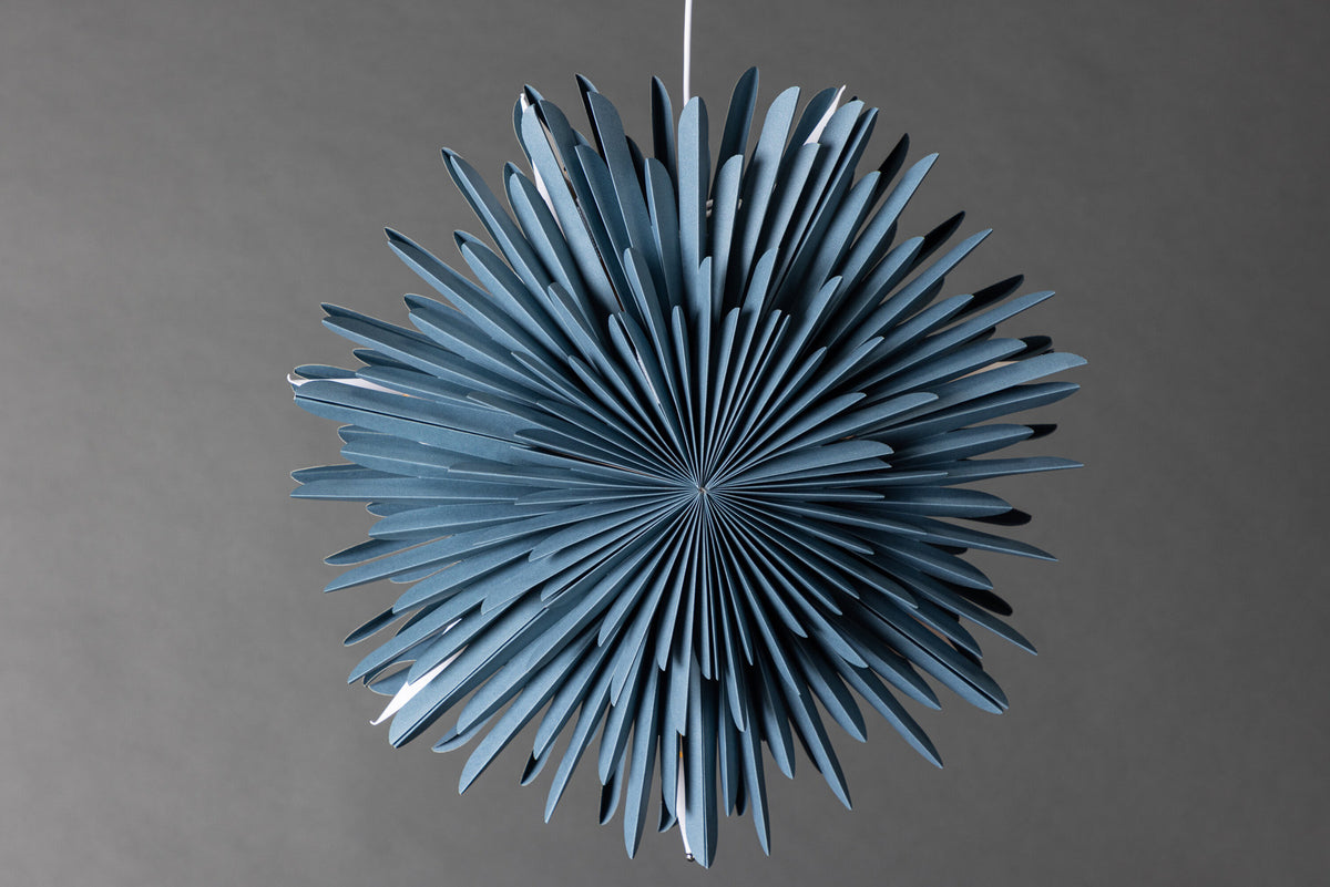 Siegel Pendelleuchte in Blau präsentiert im Onlineshop von KAQTU Design AG. Pendelleuchte ist von Venture Home