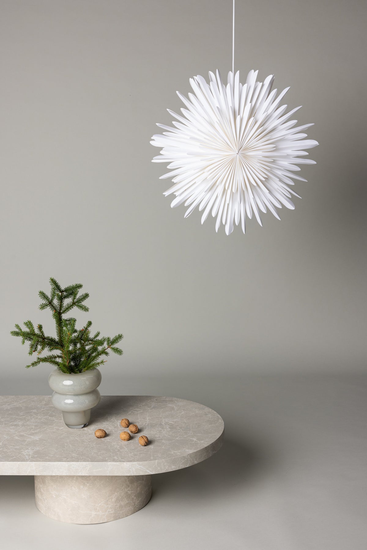 Siegel Pendelleuchte in Weiss präsentiert im Onlineshop von KAQTU Design AG. Weihnachtszubehör ist von Venture Home