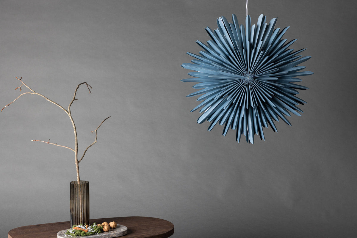 Siegel Pendelleuchte in Blau präsentiert im Onlineshop von KAQTU Design AG. Pendelleuchte ist von Venture Home