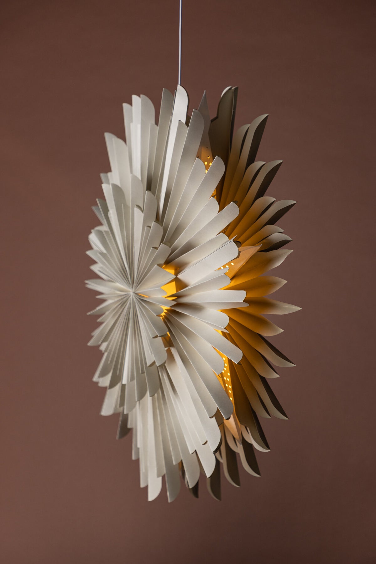 Siegel Pendelleuchte in Beige präsentiert im Onlineshop von KAQTU Design AG. Weihnachtszubehör ist von Venture Home