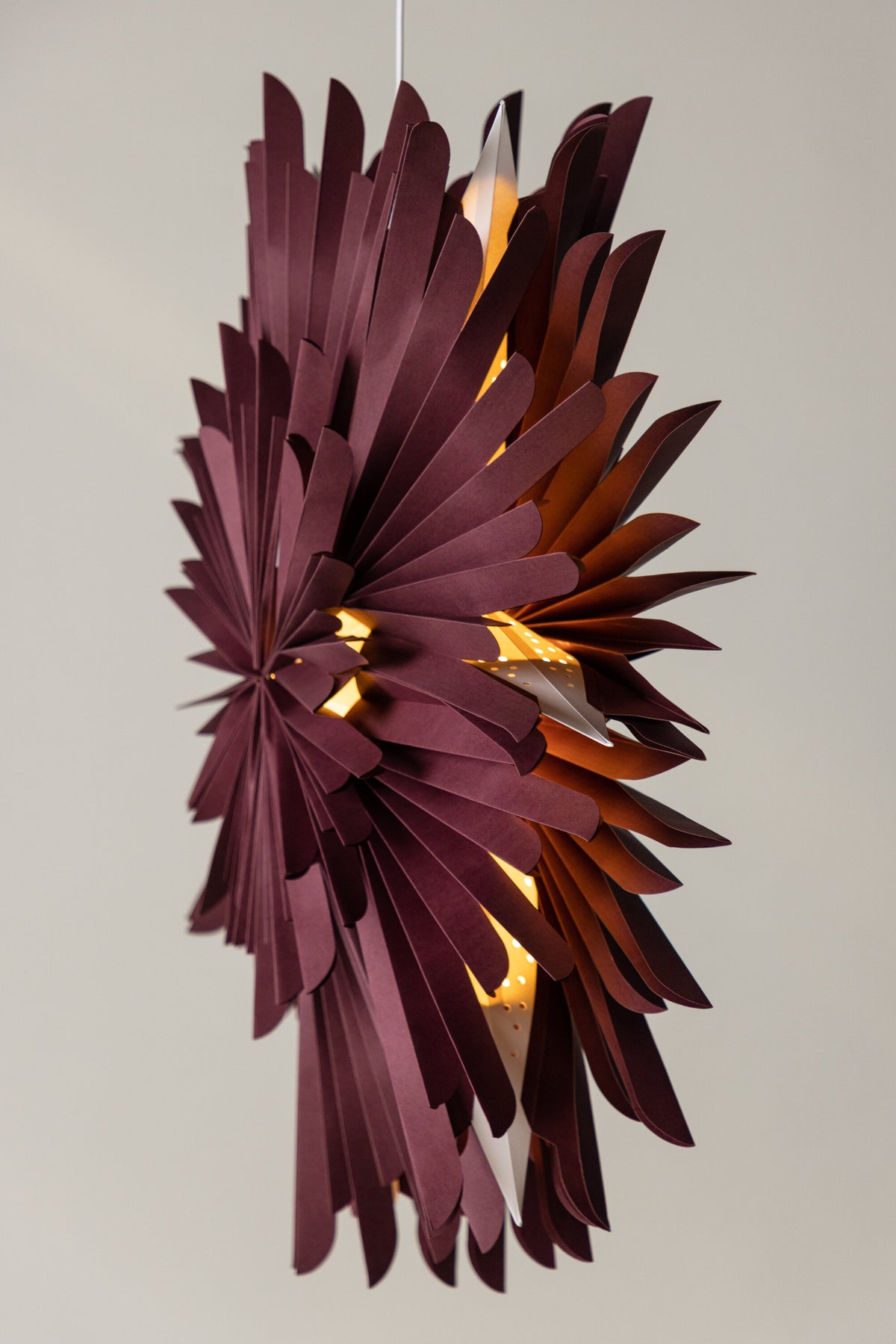 Siegel Pendelleuchte in Dunkelrot präsentiert im Onlineshop von KAQTU Design AG. Weihnachtszubehör ist von Venture Home