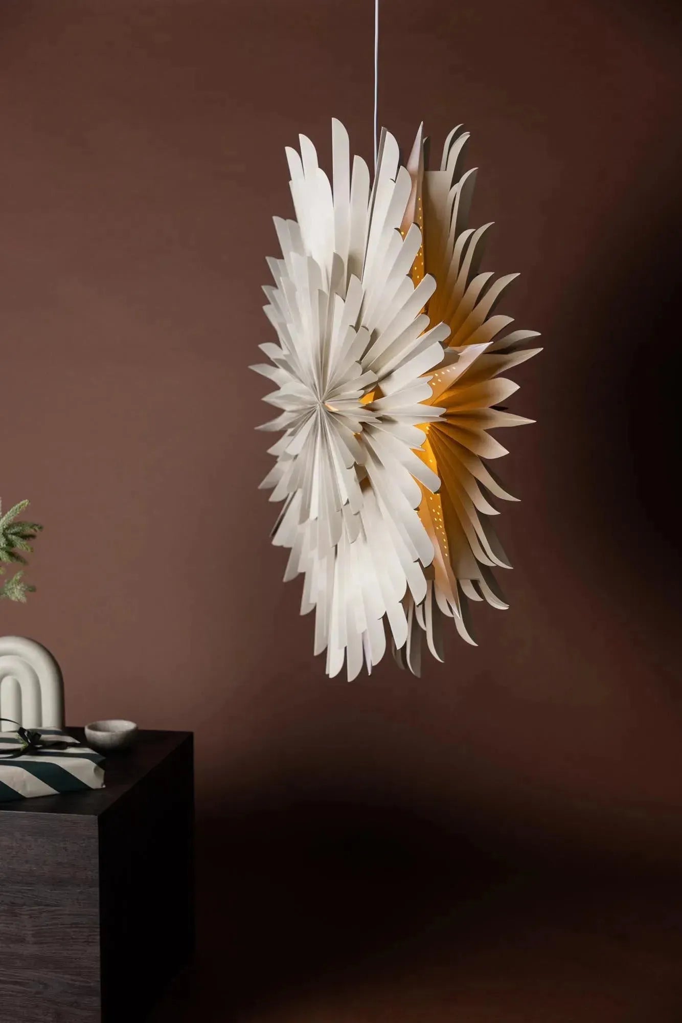 Moderne Siegel Pendelleuchte von Venture Home für zeitlose Eleganz.