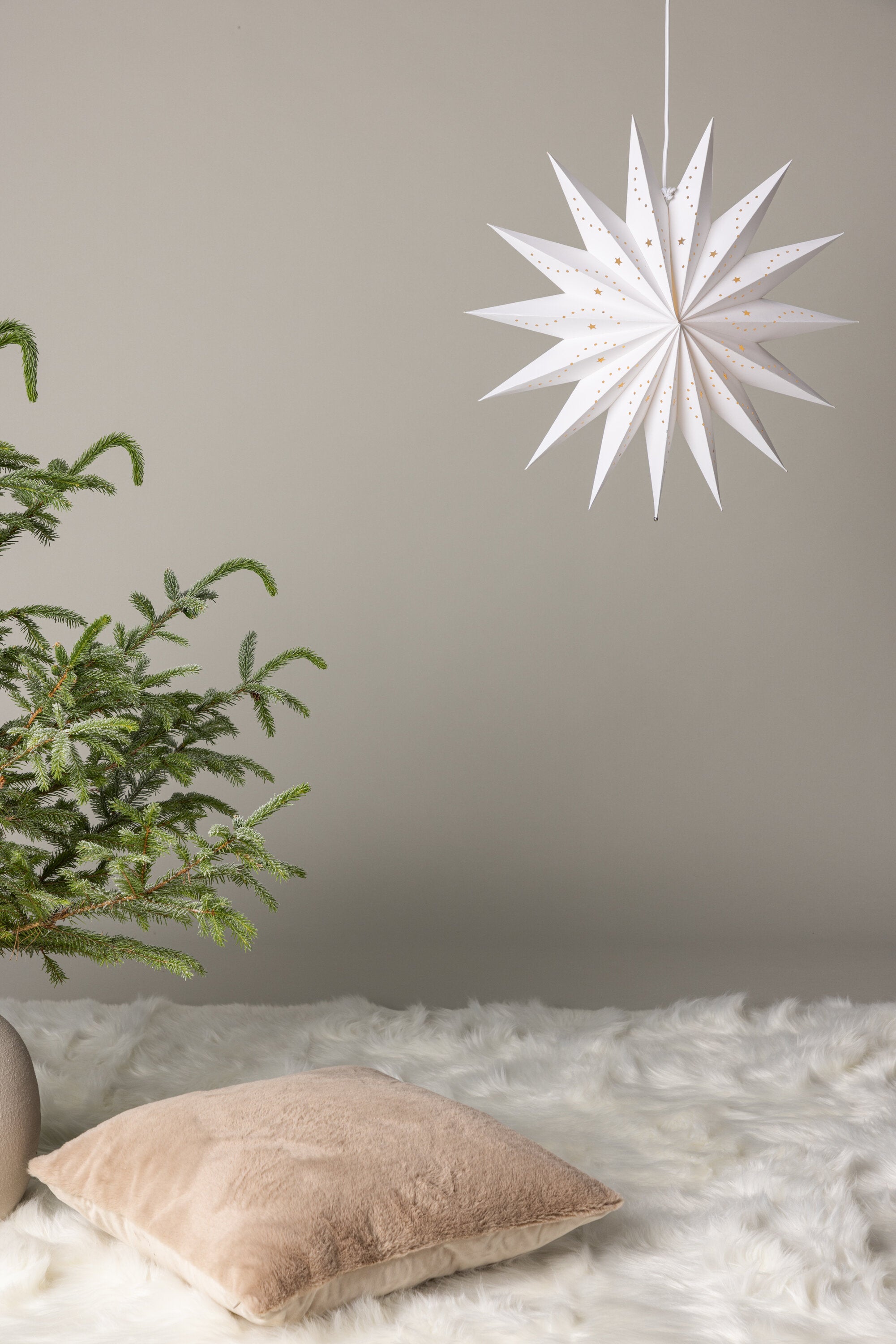 Lindvallen Pendelleuchte in Weiss präsentiert im Onlineshop von KAQTU Design AG. Weihnachtszubehör ist von Venture Home