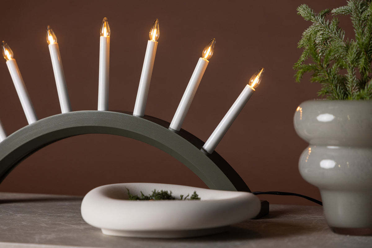 Kebnekaise Tischleuchte in Grün präsentiert im Onlineshop von KAQTU Design AG. Tischleuchte ist von Venture Home