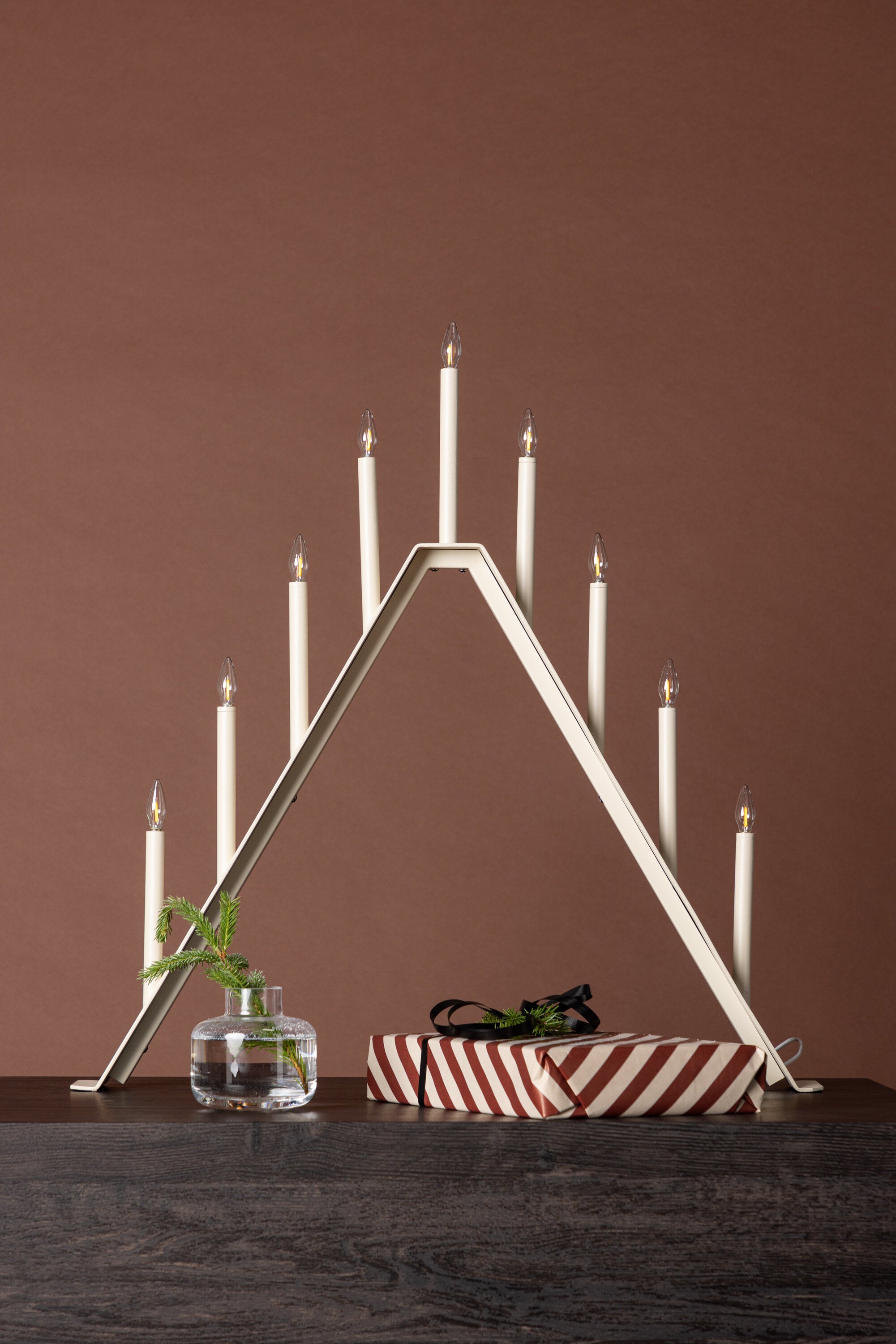 Åre Tischlampe in Beige präsentiert im Onlineshop von KAQTU Design AG. Weihnachtszubehör ist von Venture Home