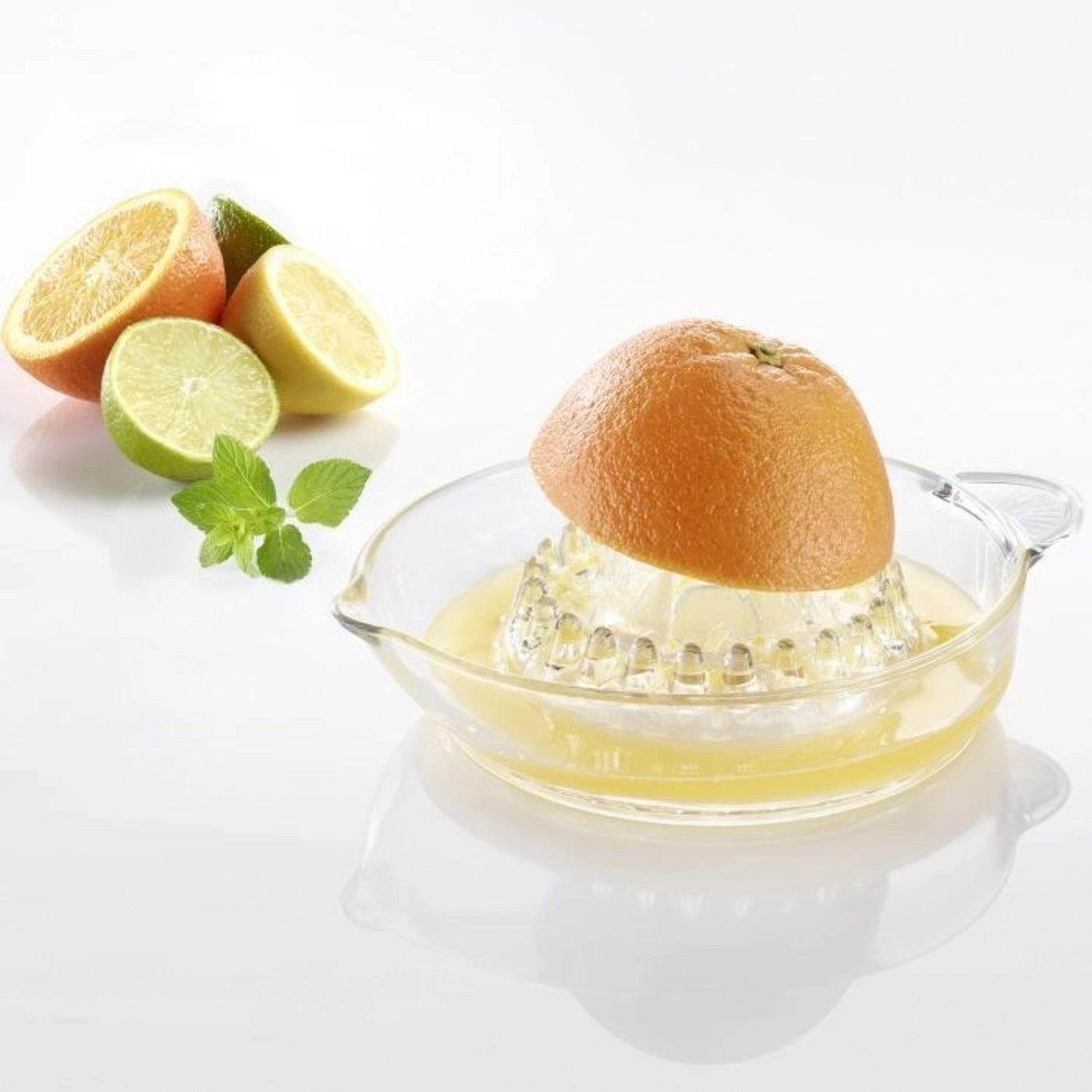 Elegante Glas-Zitruspresse von Westmark, 250ml, perfekt zum Auspressen von Zitronen und Limetten, funktional und ästhetisch für jede Küche.