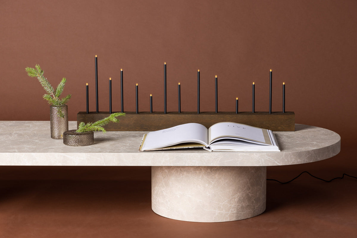 Kungsberget Tischlampe in Nussbaum präsentiert im Onlineshop von KAQTU Design AG. Tischleuchte ist von Venture Home