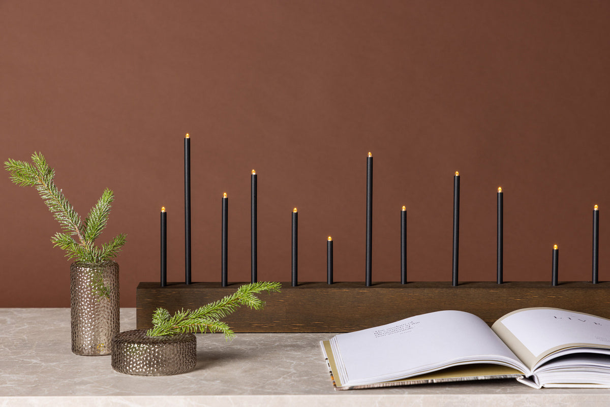 Kungsberget Tischlampe in Nussbaum präsentiert im Onlineshop von KAQTU Design AG. Tischleuchte ist von Venture Home