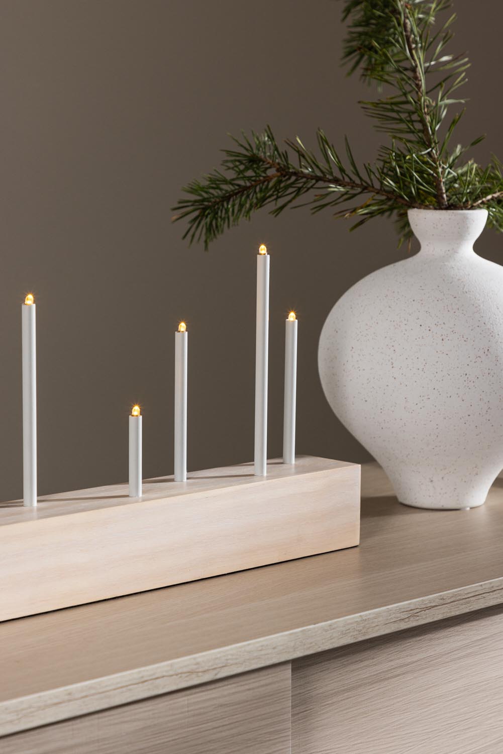 Kungsberget Tischleuchte in Tünchen präsentiert im Onlineshop von KAQTU Design AG. Tischleuchte ist von Venture Home