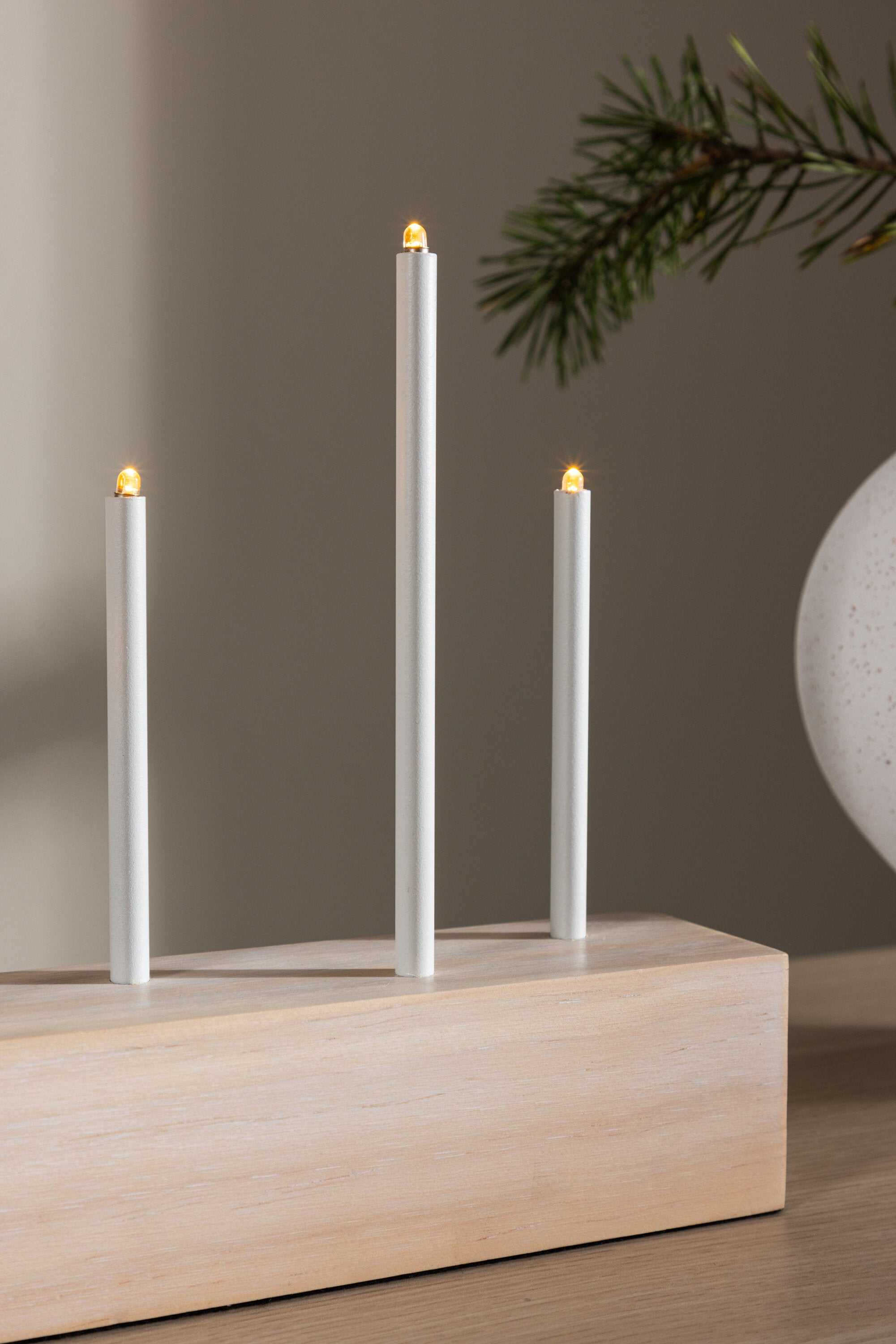 Kungsberget Tischleuchte in Tünchen präsentiert im Onlineshop von KAQTU Design AG. Tischleuchte ist von Venture Home