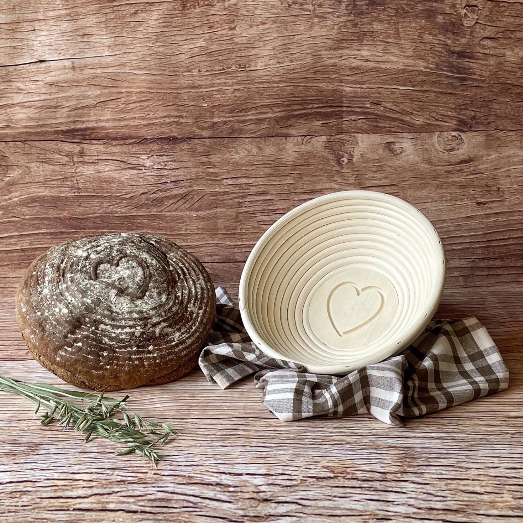 Rundes Gärkörbchen-Set mit Herzmotiv und Stoffbezug, ideal für Brotbacken, Maße: 24,5 x 8,5 cm, von Westmark.