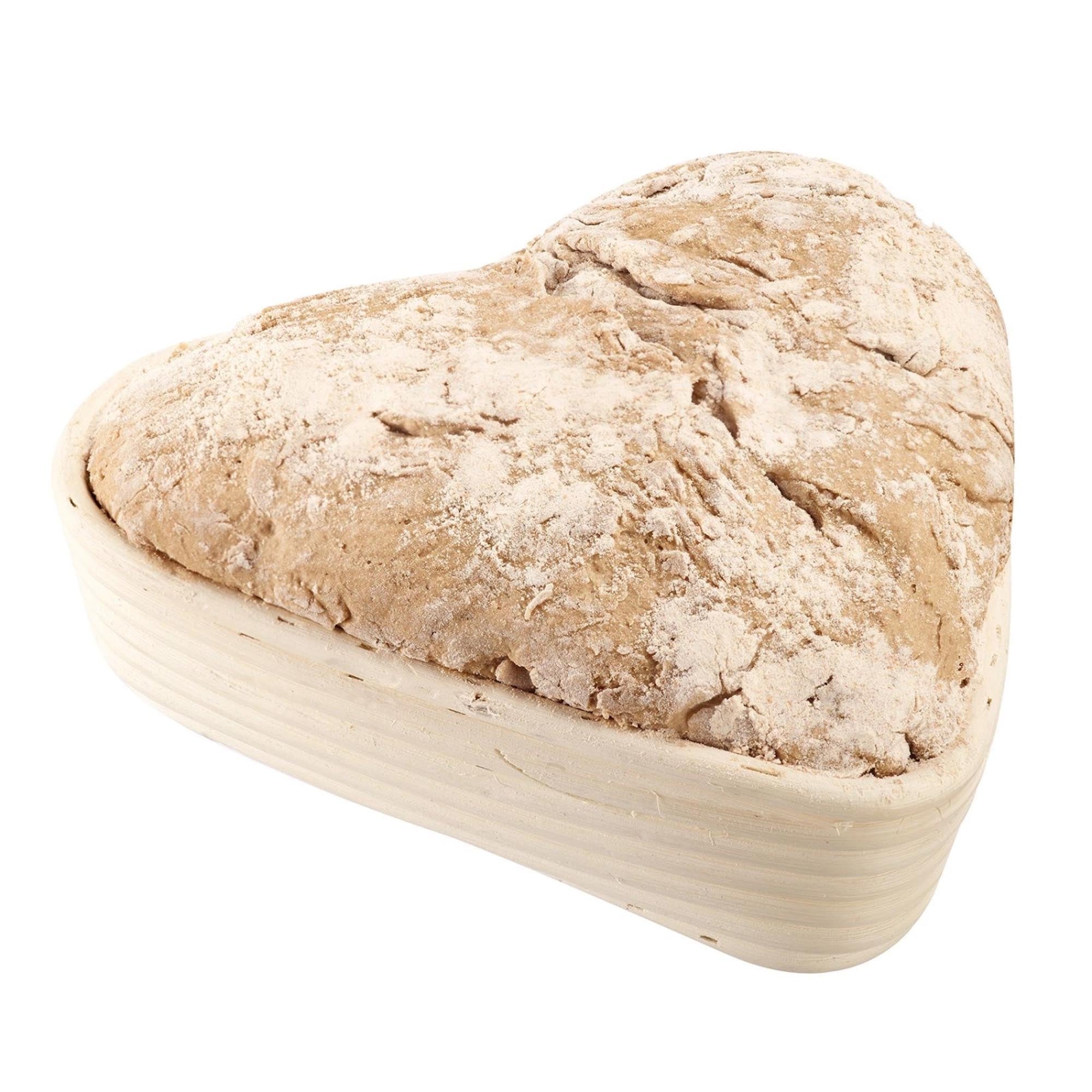Herzförmiges Gärkörbchen mit Stoffbezug, ideal für Brotbacken. Maße: 22 x 23,5 x 6,5 cm. Perfekt für kreative Backideen.
