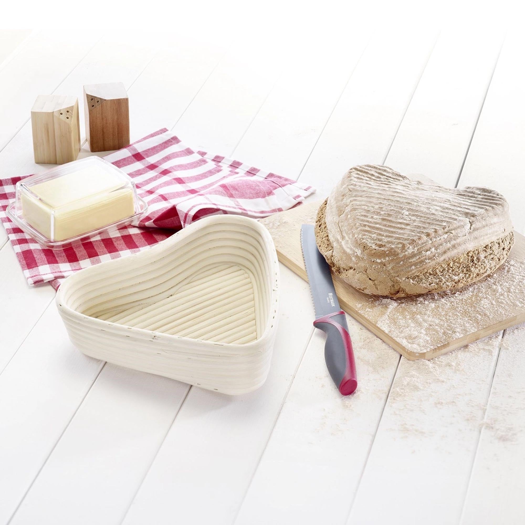 Herzförmiges Gärkörbchen mit Stoffbezug, ideal für Brotbacken. Maße: 22 x 23,5 x 6,5 cm. Perfekt für kreative Backideen.