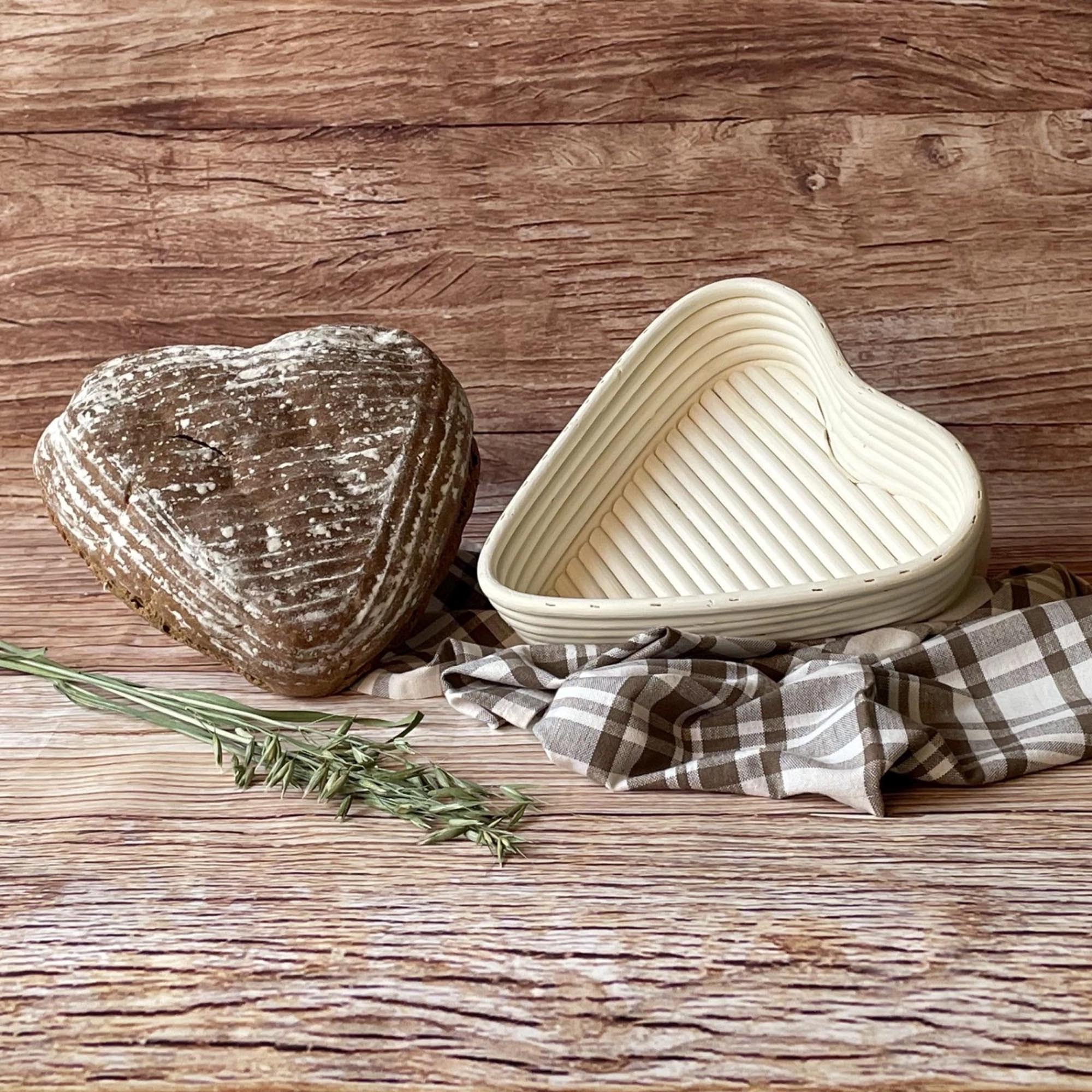 Herzförmiges Gärkörbchen mit Stoffbezug, ideal für Brotbacken. Maße: 22 x 23,5 x 6,5 cm. Perfekt für kreative Backideen.
