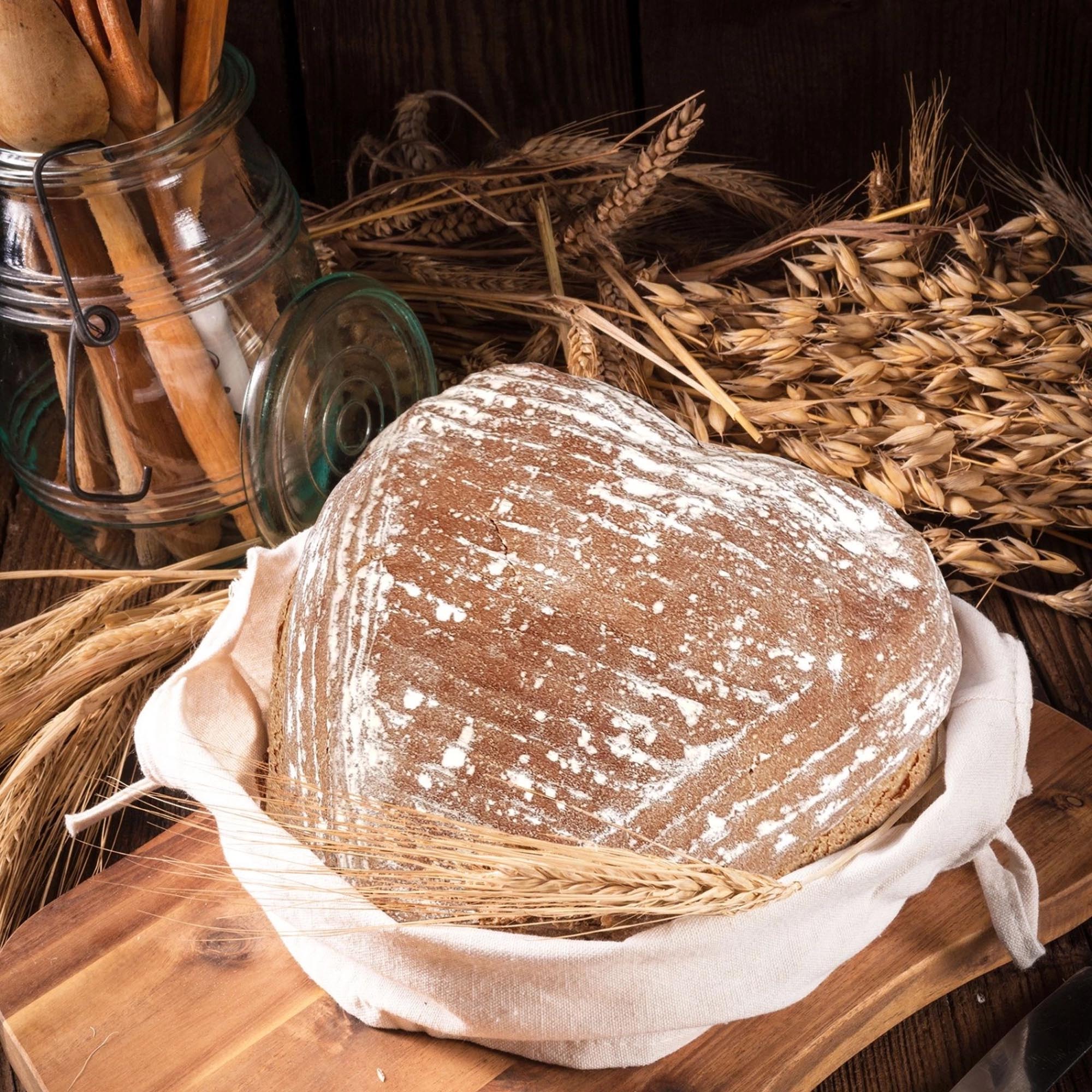 Herzförmiges Gärkörbchen mit Stoffbezug, ideal für Brotbacken. Maße: 22 x 23,5 x 6,5 cm. Perfekt für kreative Backideen.