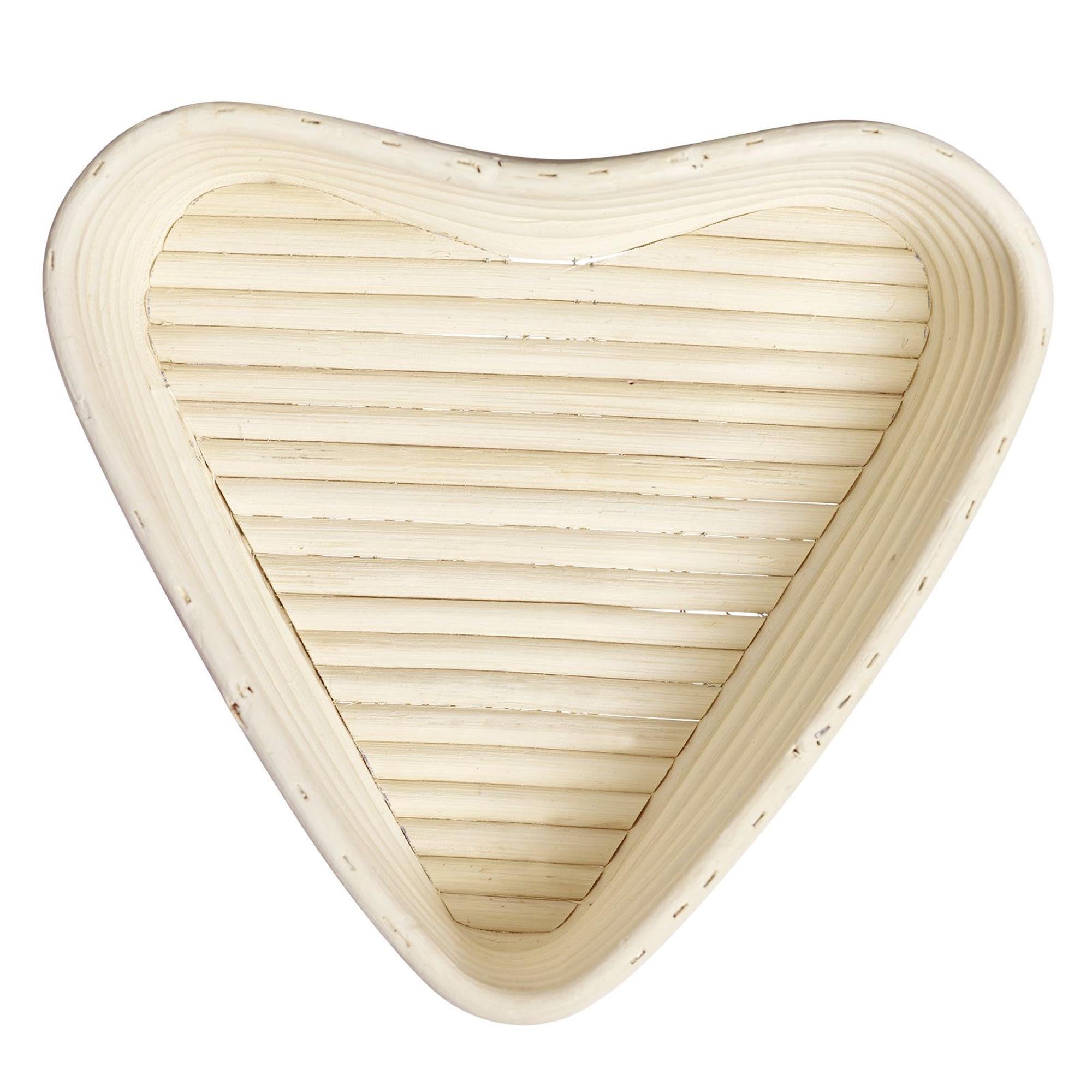 Herzförmiges Gärkörbchen mit Stoffbezug, ideal für Brotbacken. Maße: 22 x 23,5 x 6,5 cm. Perfekt für Hobbybäcker.