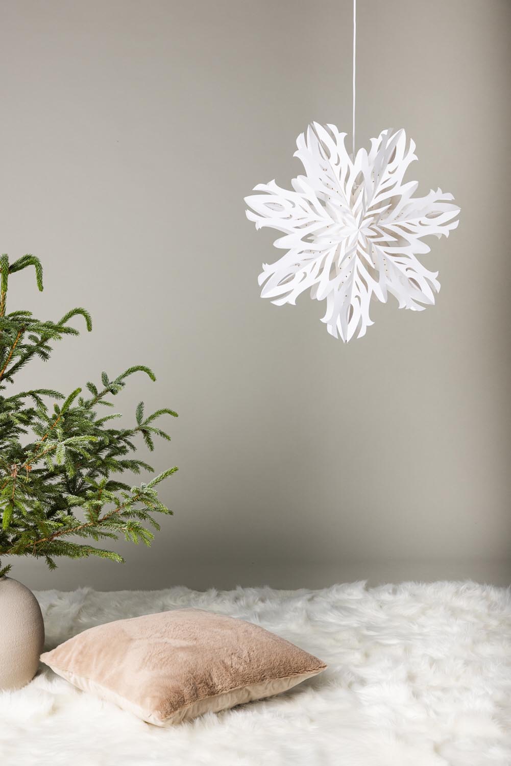 Hundfjället Pendelleuchte in Weiss präsentiert im Onlineshop von KAQTU Design AG. Weihnachtszubehör ist von Venture Home