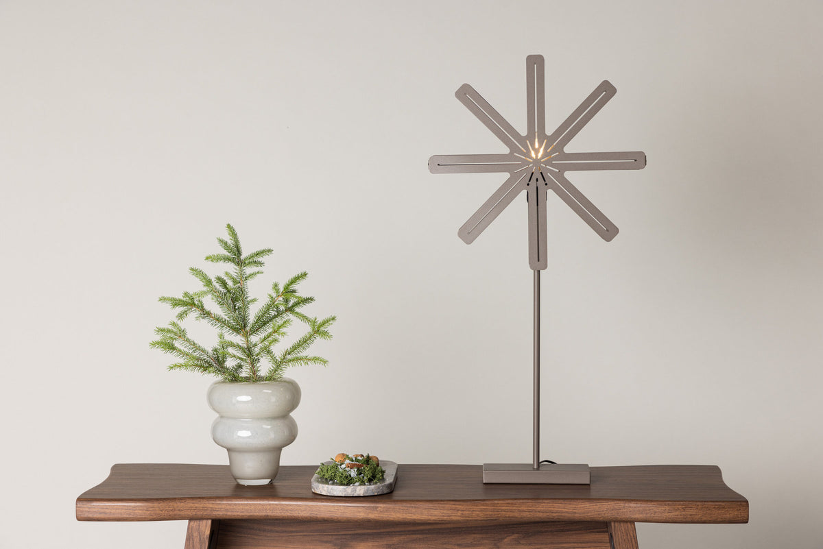 Säfsen Stehlampe in Mokka präsentiert im Onlineshop von KAQTU Design AG. Stehleuchte ist von Venture Home