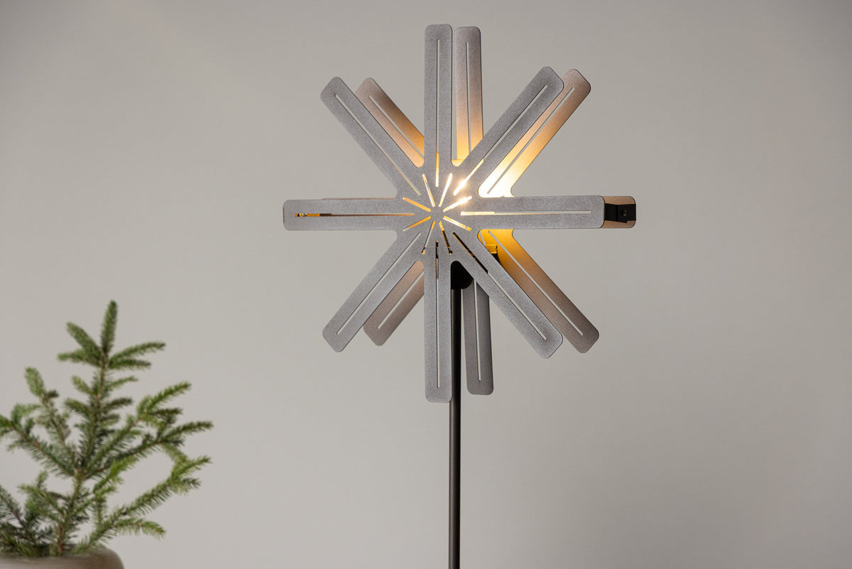 Säfsen Stehlampe in Mokka präsentiert im Onlineshop von KAQTU Design AG. Stehleuchte ist von Venture Home