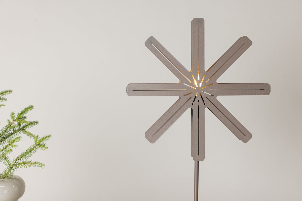 Säfsen Tischlampe in Mokka präsentiert im Onlineshop von KAQTU Design AG. Tischleuchte ist von Venture Home