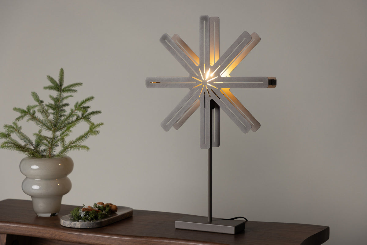 Säfsen Tischlampe in Mokka präsentiert im Onlineshop von KAQTU Design AG. Tischleuchte ist von Venture Home