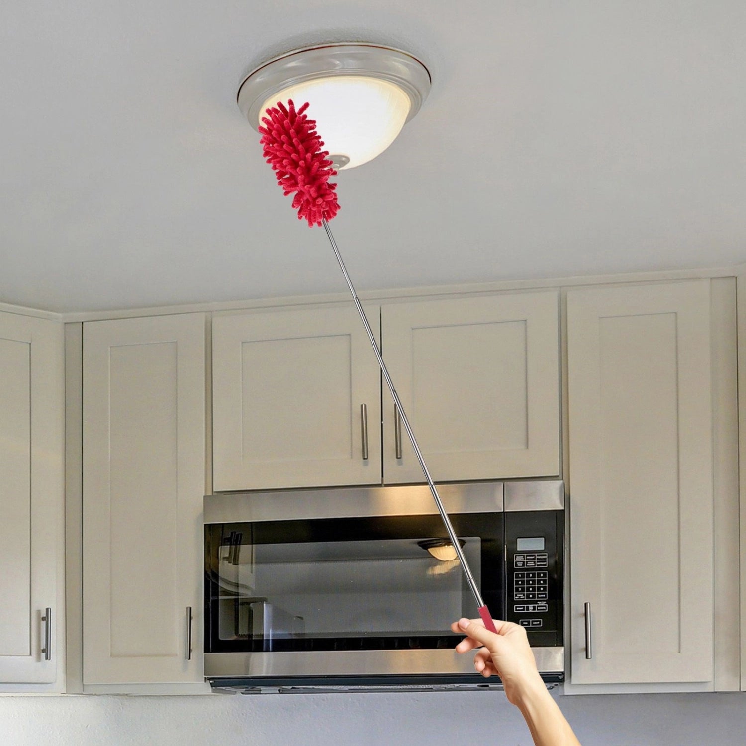 Praktischer Staubwedel mit Teleskopstiel von Westmark, ideal für die Reinigung schwer erreichbarer Stellen und vielseitig einsetzbar.