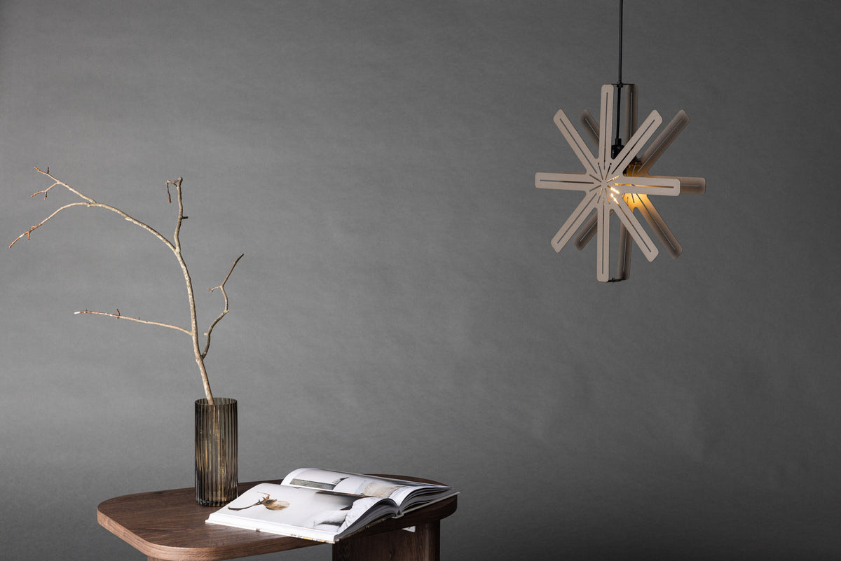 Säfsen Pendelleuchte in Mokka präsentiert im Onlineshop von KAQTU Design AG. Pendelleuchte ist von Venture Home
