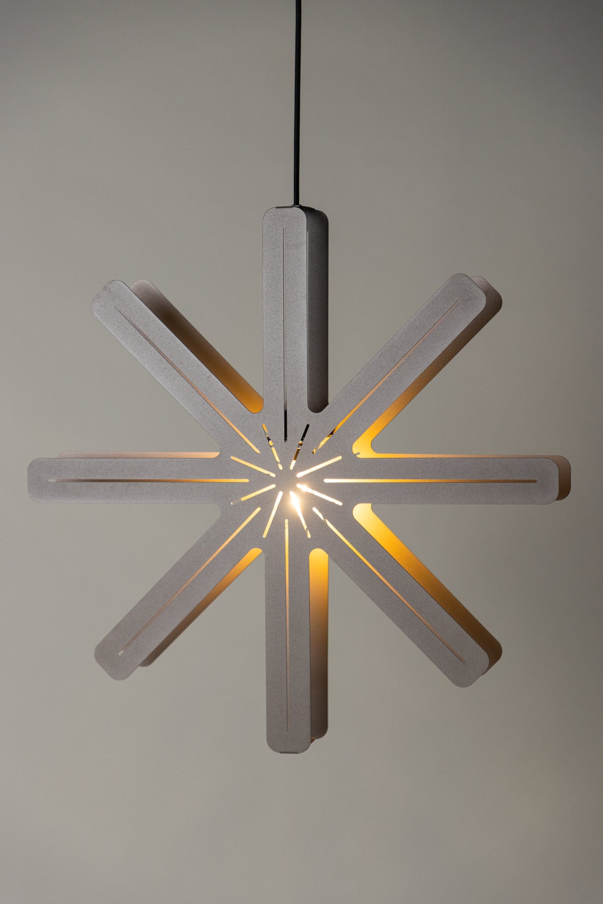Säfsen Pendelleuchte in Mokka präsentiert im Onlineshop von KAQTU Design AG. Weihnachtszubehör ist von Venture Home