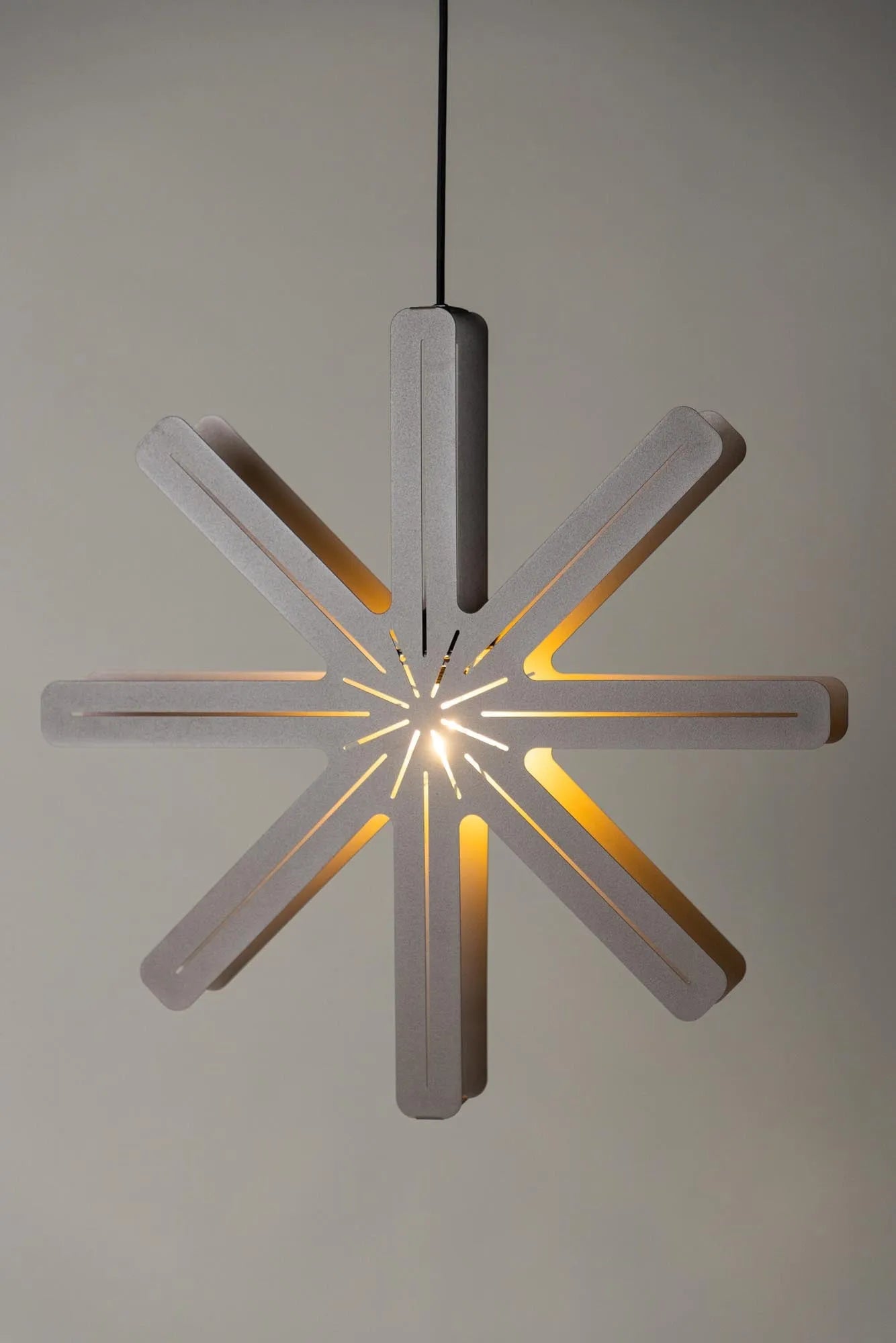 Die Säfsen Pendelleuchte von Venture Home: Ein stilvolles, sternförmiges Licht-Element aus braunem Stahl für festliche Eleganz.