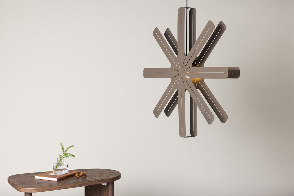 Säfsen Pendelleuchte in Mokka präsentiert im Onlineshop von KAQTU Design AG. Pendelleuchte ist von Venture Home
