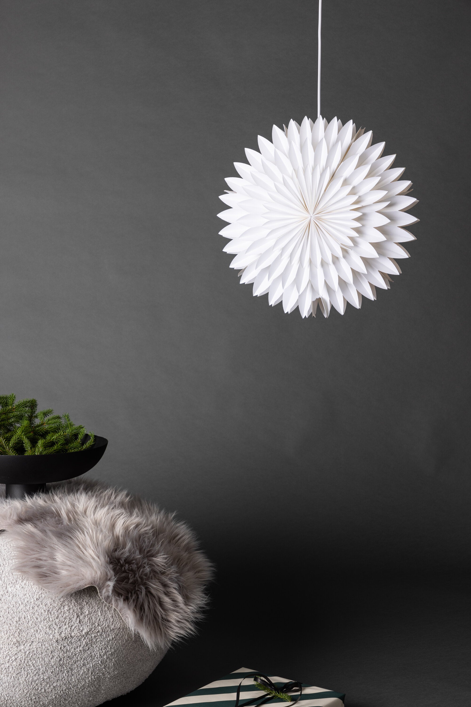 Storlien Pendelleuchte in Weiss präsentiert im Onlineshop von KAQTU Design AG. Weihnachtszubehör ist von Venture Home