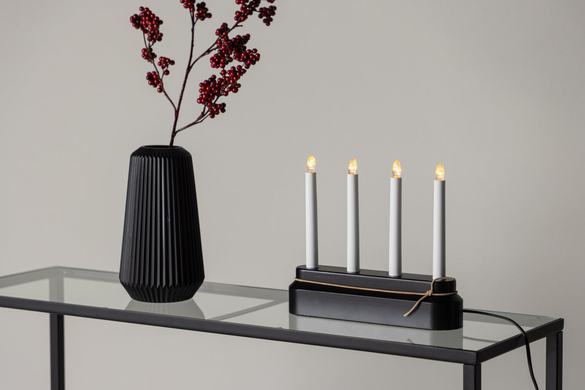 Näsfjället Kerzenhalter in Schwarz präsentiert im Onlineshop von KAQTU Design AG. Weihnachtszubehör ist von Venture Home