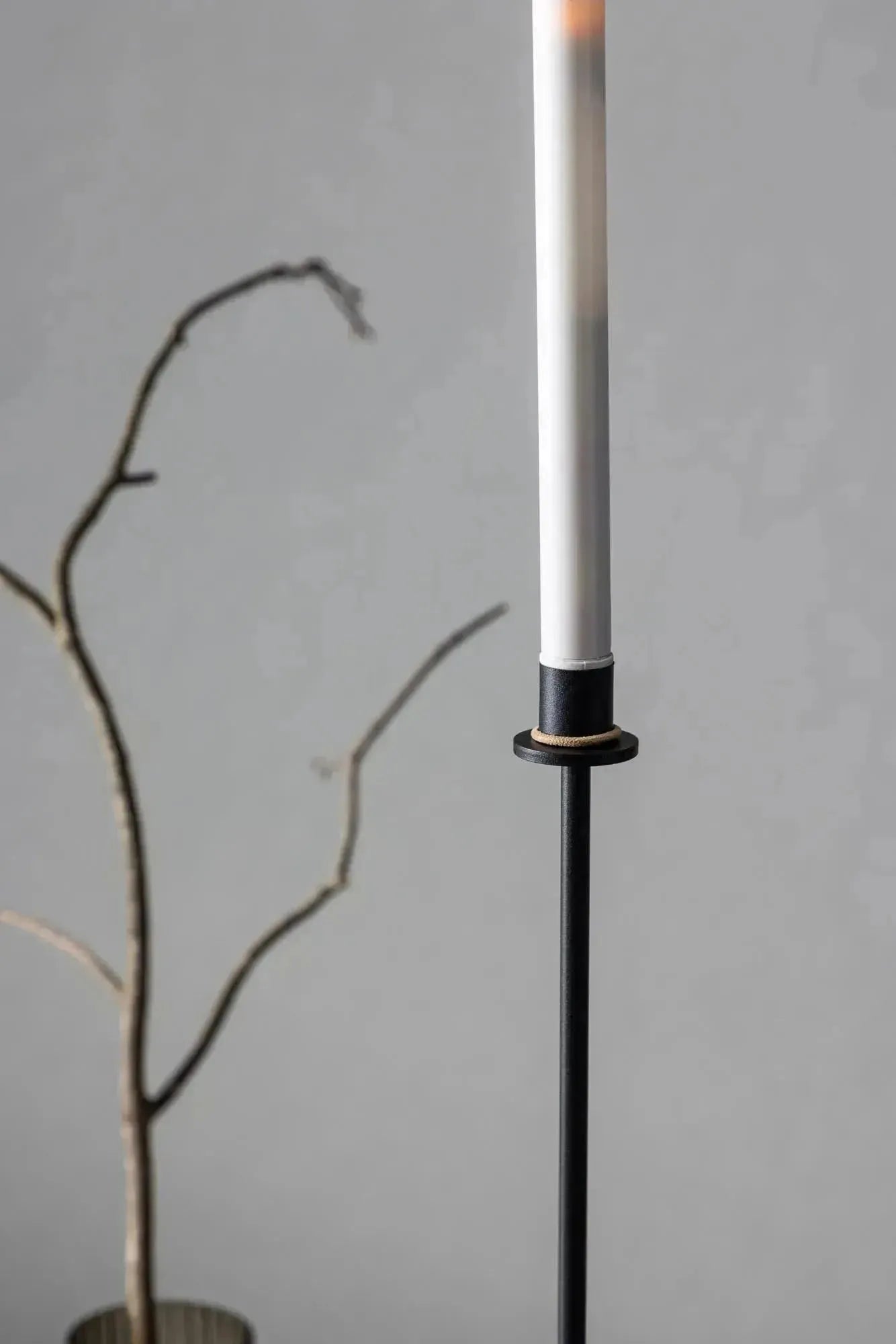 Högehall Kerzenständer von Venture Home: Design trifft auf Funktionalität.