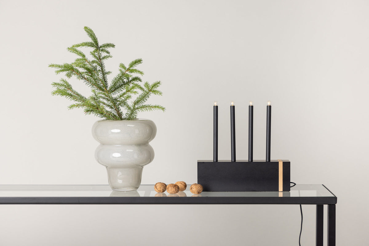 Fjällberget Tischlampe in Schwarz präsentiert im Onlineshop von KAQTU Design AG. Tischleuchte ist von Venture Home