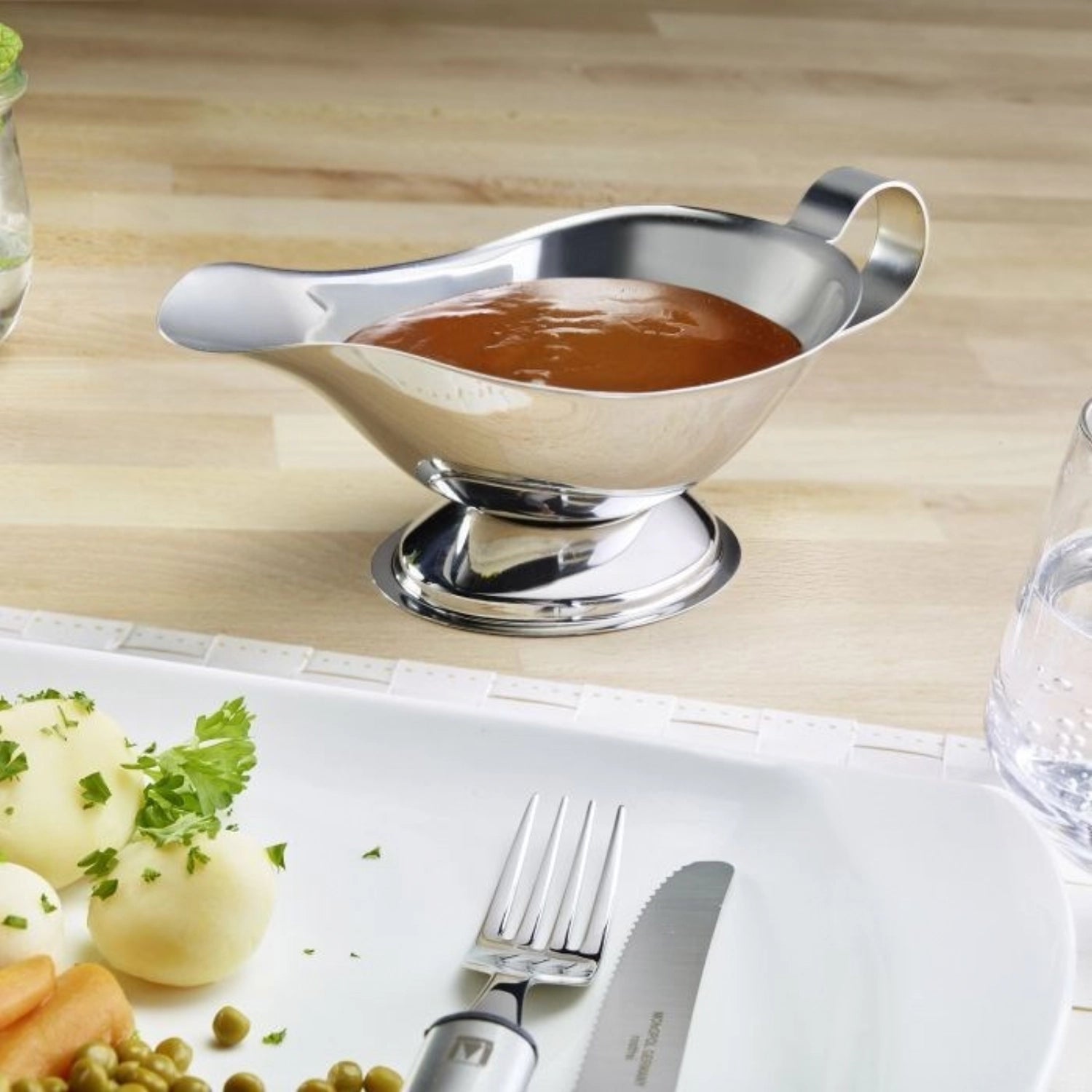 Elegante Sauciere aus Edelstahl mit 350 ml Fassungsvermögen, ideal für Saucen und Dressings, von Westmark, funktional und stilvoll.