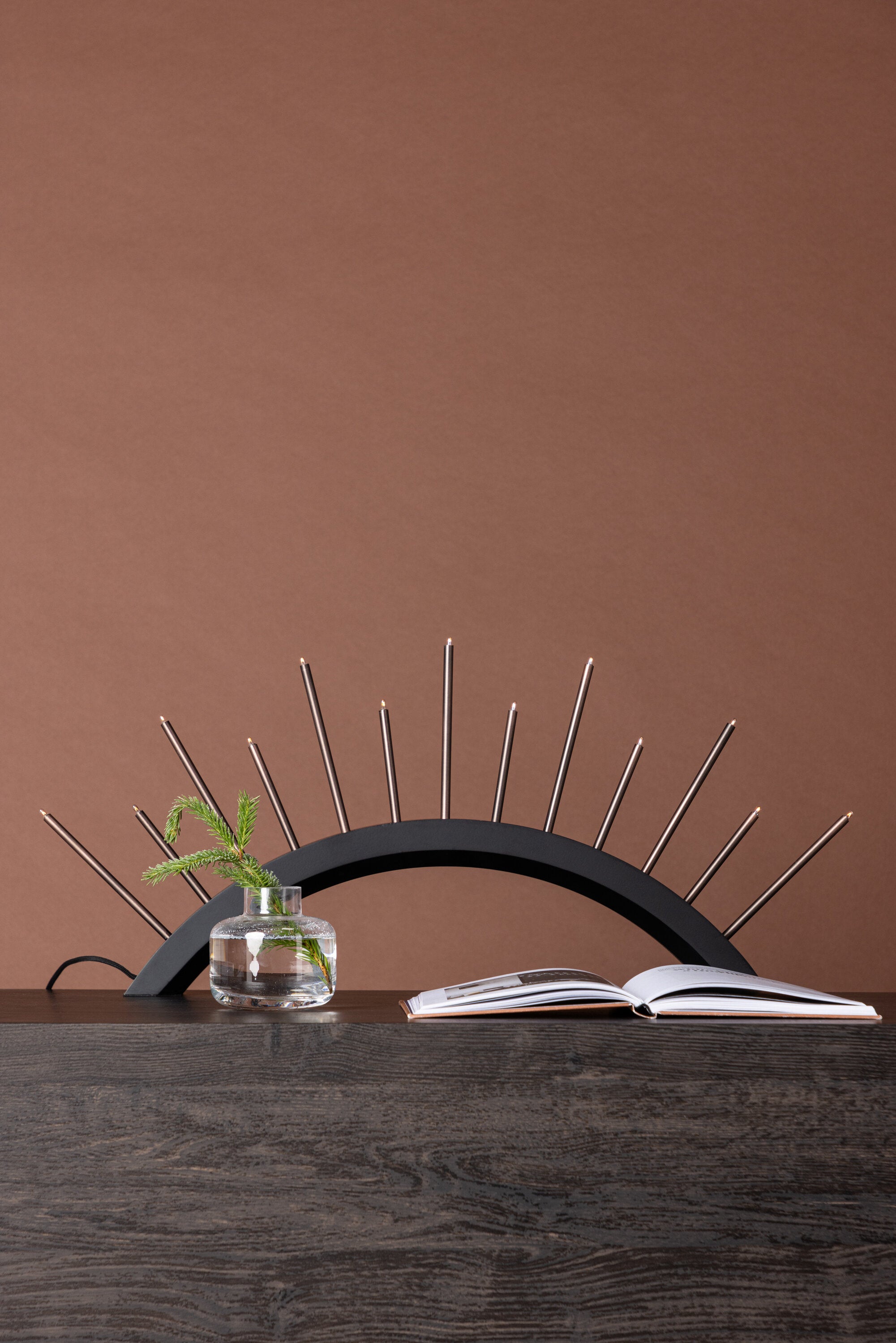 Björnrike Tischlampe in Schwarz präsentiert im Onlineshop von KAQTU Design AG. Weihnachtszubehör ist von Venture Home