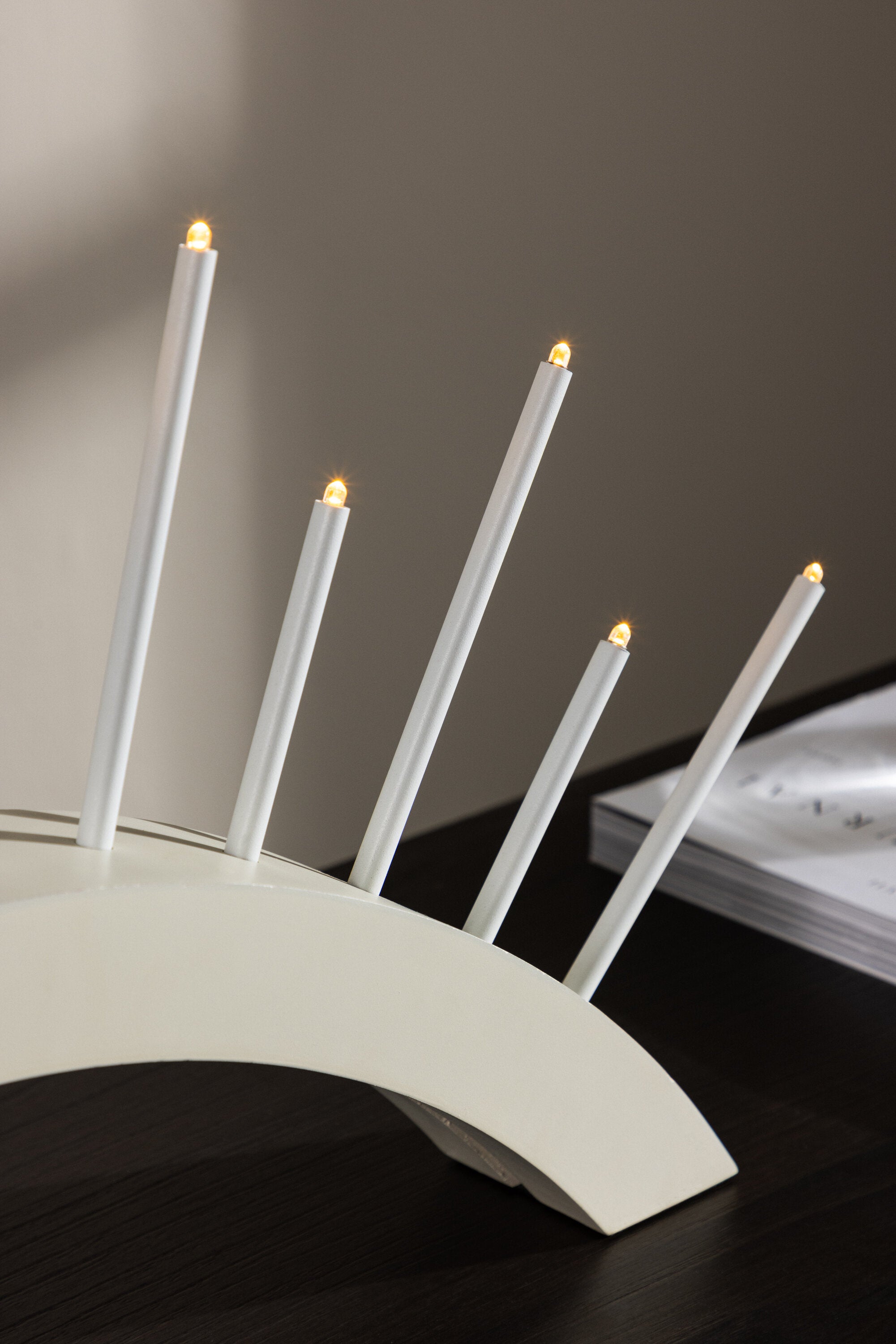 Björnrike Tischleuchte in Beige/Weiss präsentiert im Onlineshop von KAQTU Design AG. Tischleuchte ist von Venture Home