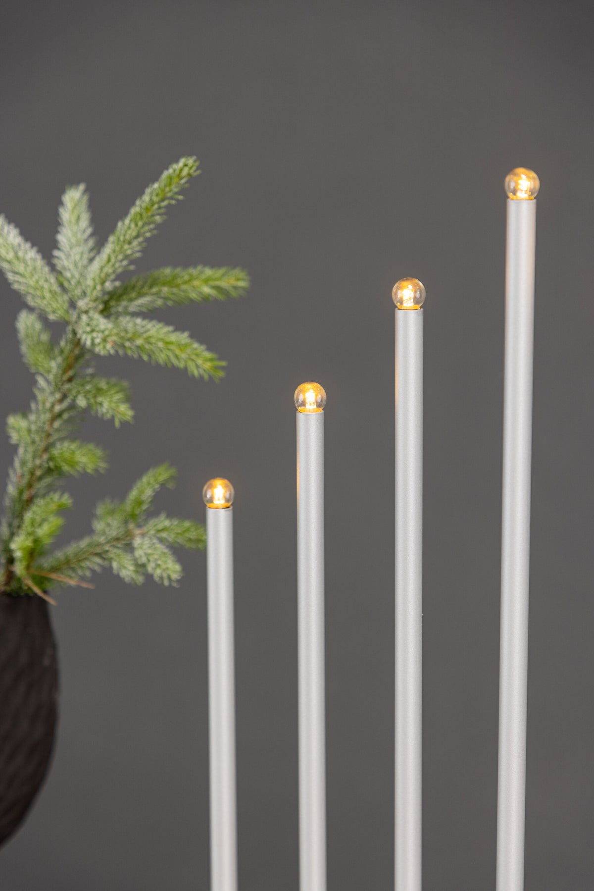 Björnfjället Tischlampe in Silber präsentiert im Onlineshop von KAQTU Design AG. Weihnachtszubehör ist von Venture Home