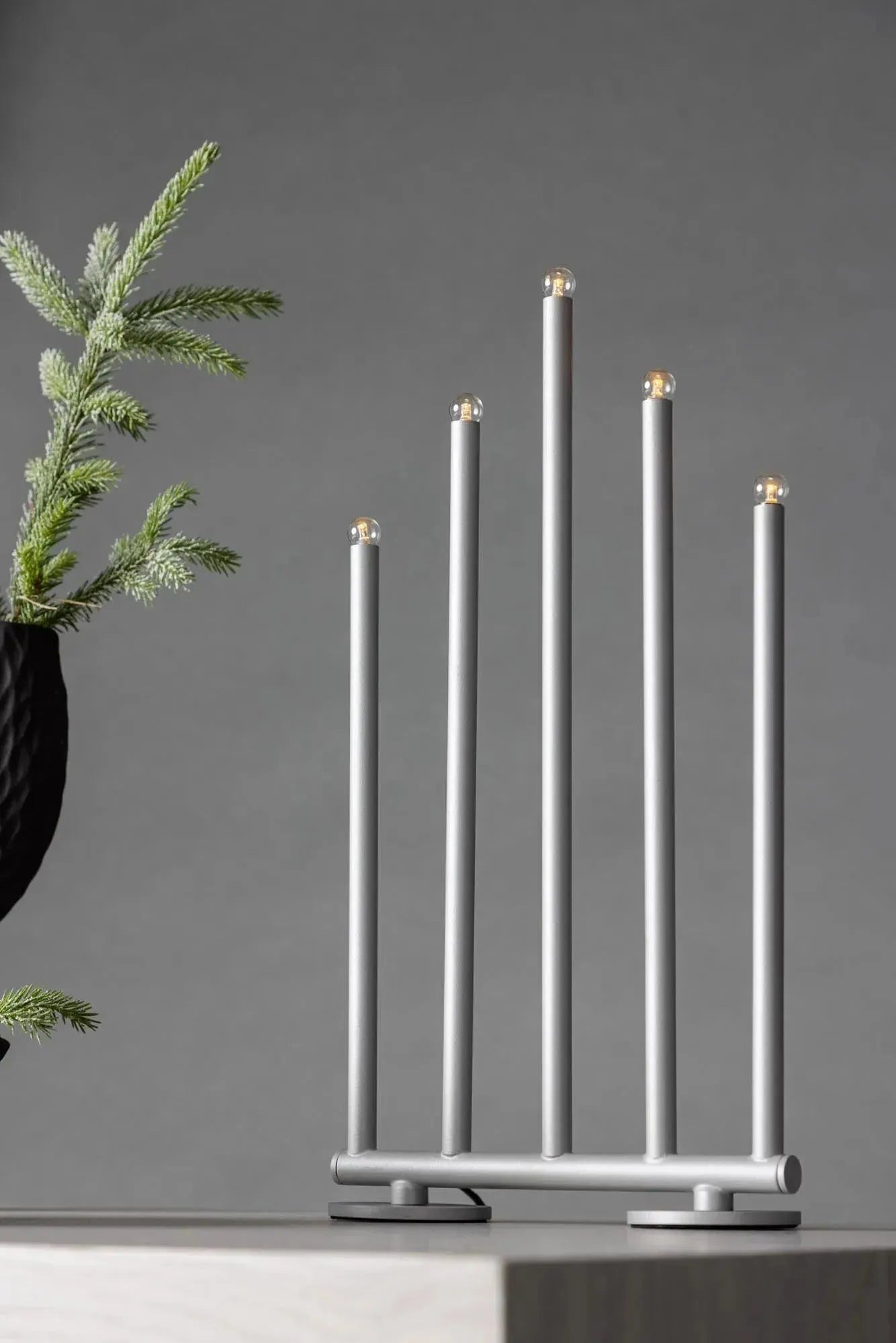 Björnfjället Tischlampe: Skandinavische Eleganz von Venture Home.