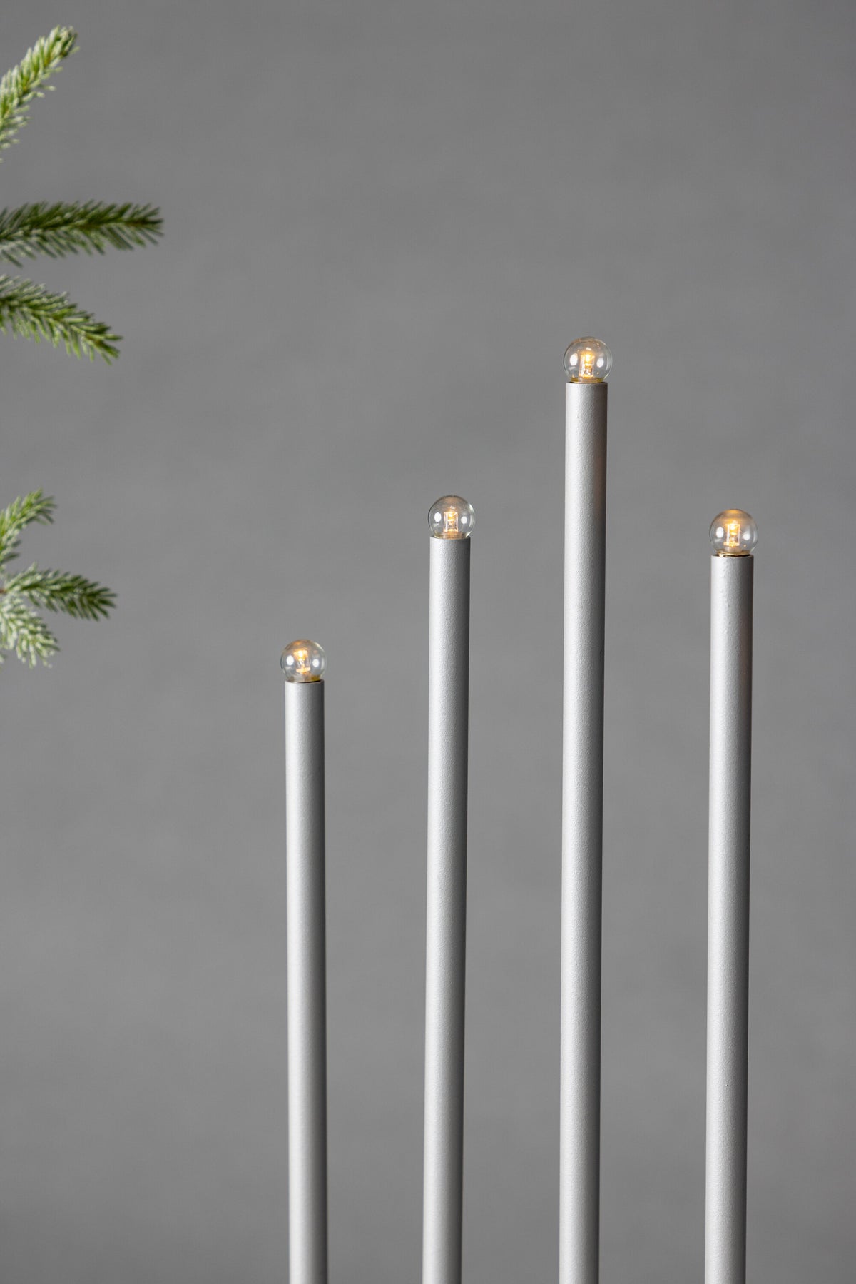 Björnfjället Tischlampe in Silber präsentiert im Onlineshop von KAQTU Design AG. Weihnachtszubehör ist von Venture Home