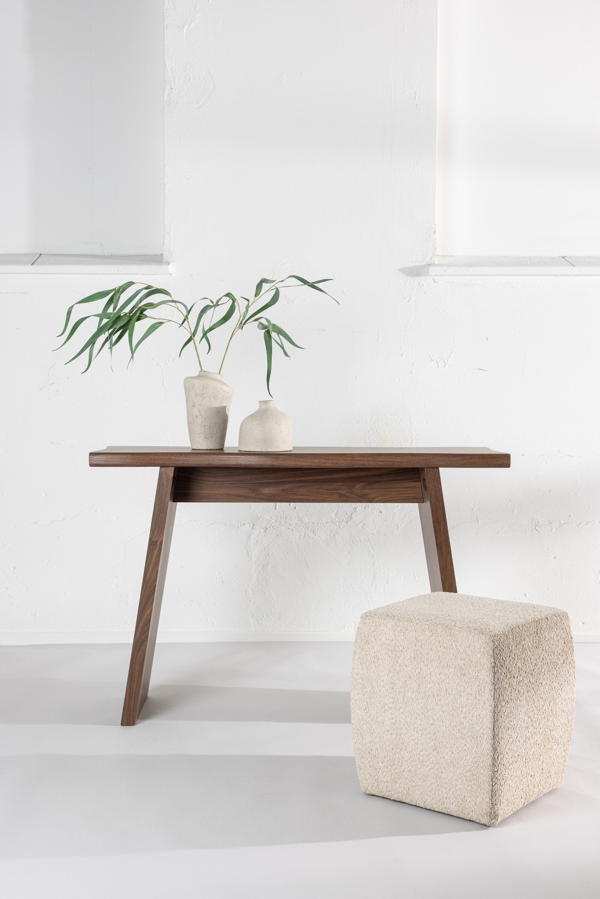 Kirkenes Schreibtisch in Nussbaum präsentiert im Onlineshop von KAQTU Design AG. Schreibtisch ist von Venture Home