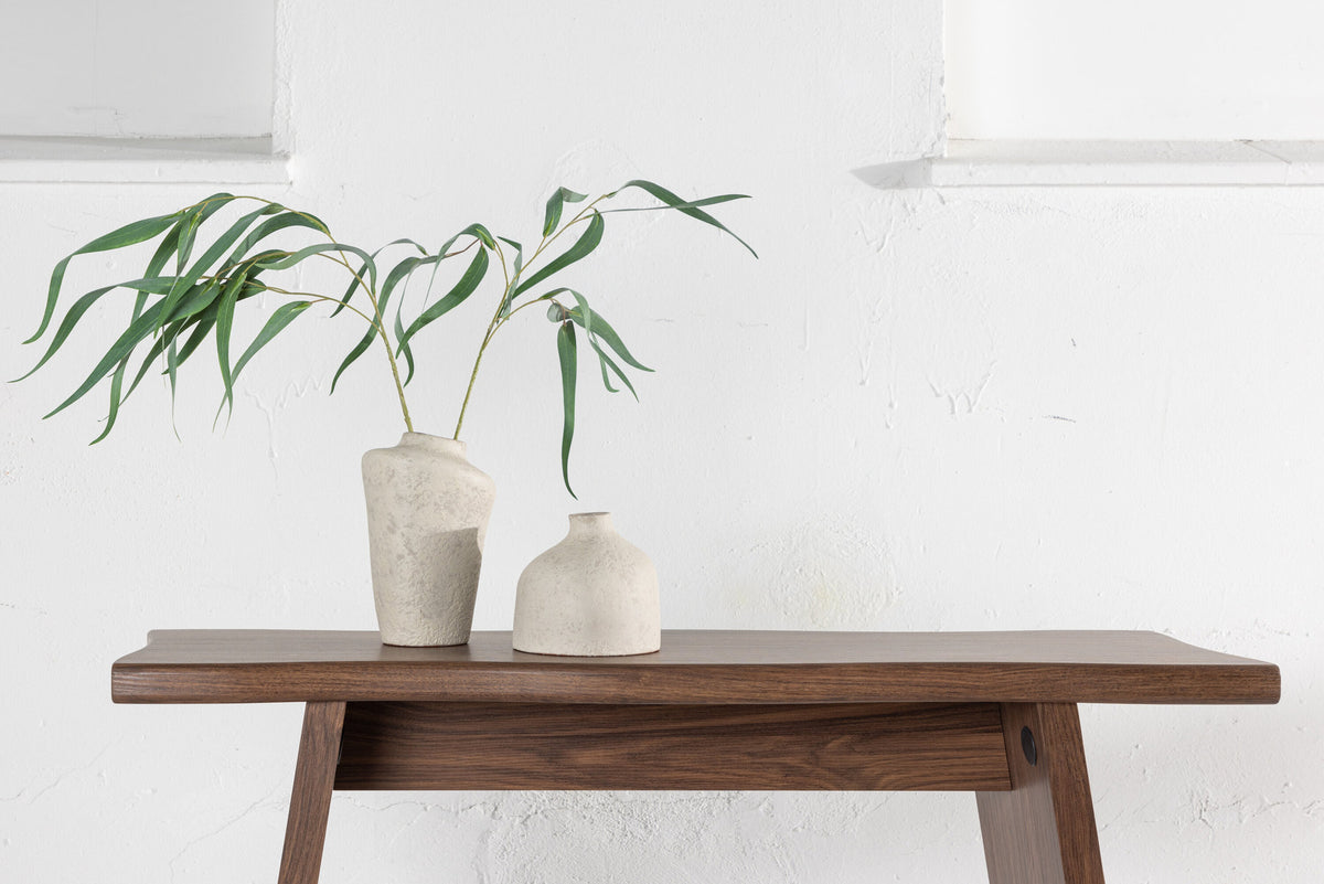 Kirkenes Schreibtisch in Nussbaum präsentiert im Onlineshop von KAQTU Design AG. Schreibtisch ist von Venture Home