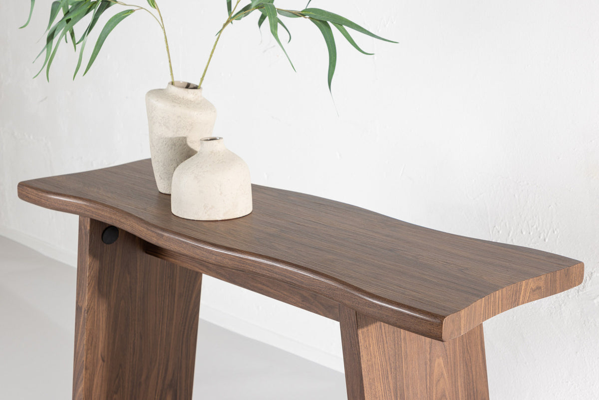 Kirkenes Schreibtisch in Nussbaum präsentiert im Onlineshop von KAQTU Design AG. Schreibtisch ist von Venture Home