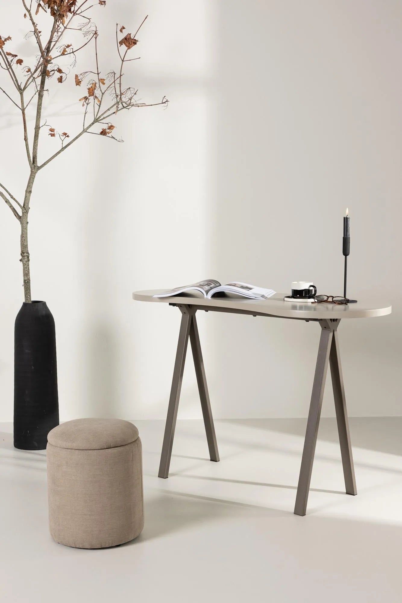 Holmestrand Tisch: Eleganter Arbeitsplatz von Venture Home.