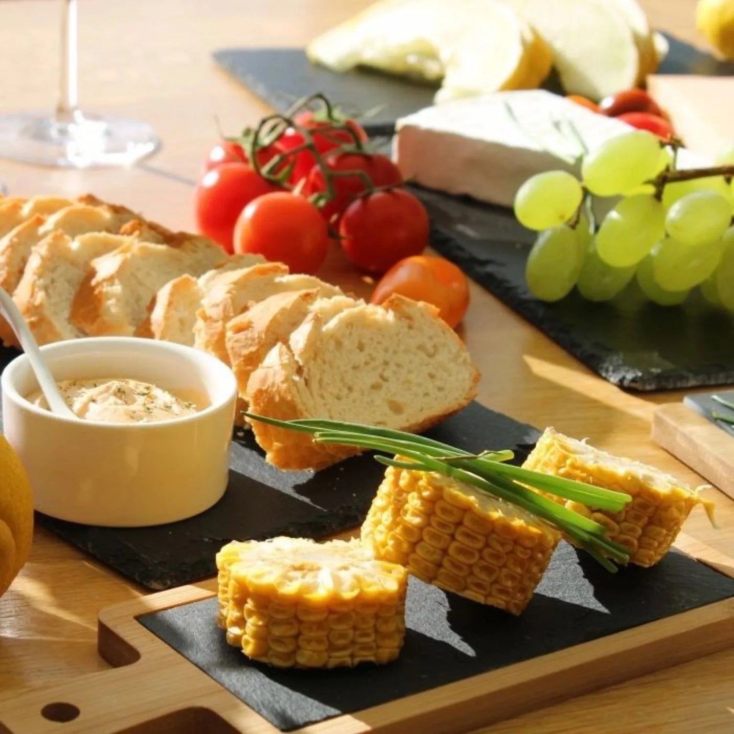 Stilvolle Servierplatte aus Schiefer und Bambus, perfekt für Tapas und Snacks, kompakte Größe: 23x9cm, von Westmark.