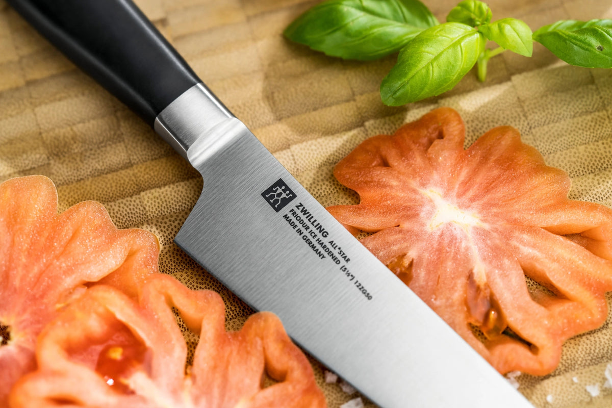 All Star Kochmesser 140 chrome-silber in Schwarz präsentiert im Onlineshop von KAQTU Design AG. Küchenmesser ist von Zwilling Kitchen