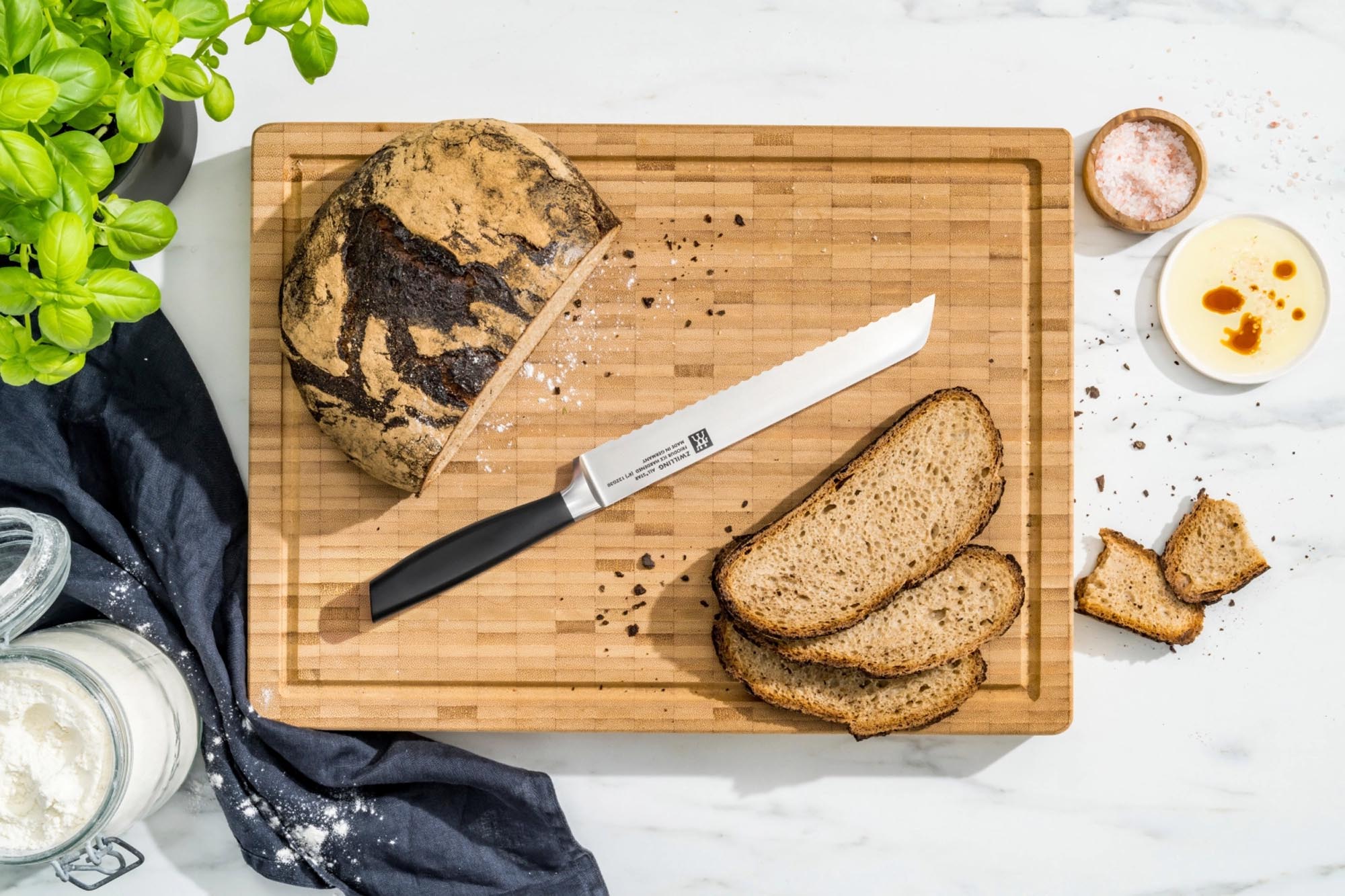 Das All Star Brotmesser 200 von Zwilling in Chrome-Silber überzeugt mit scharfer Klinge und stilvollem, ergonomischem Griff.