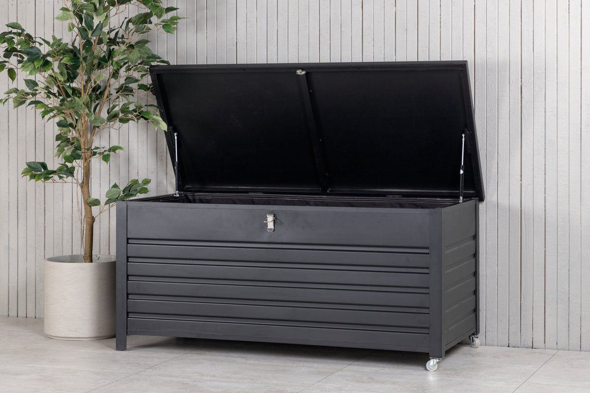 Elsa Kissenbox in Black präsentiert im Onlineshop von KAQTU Design AG. Outdoor Zubehör ist von Venture Home