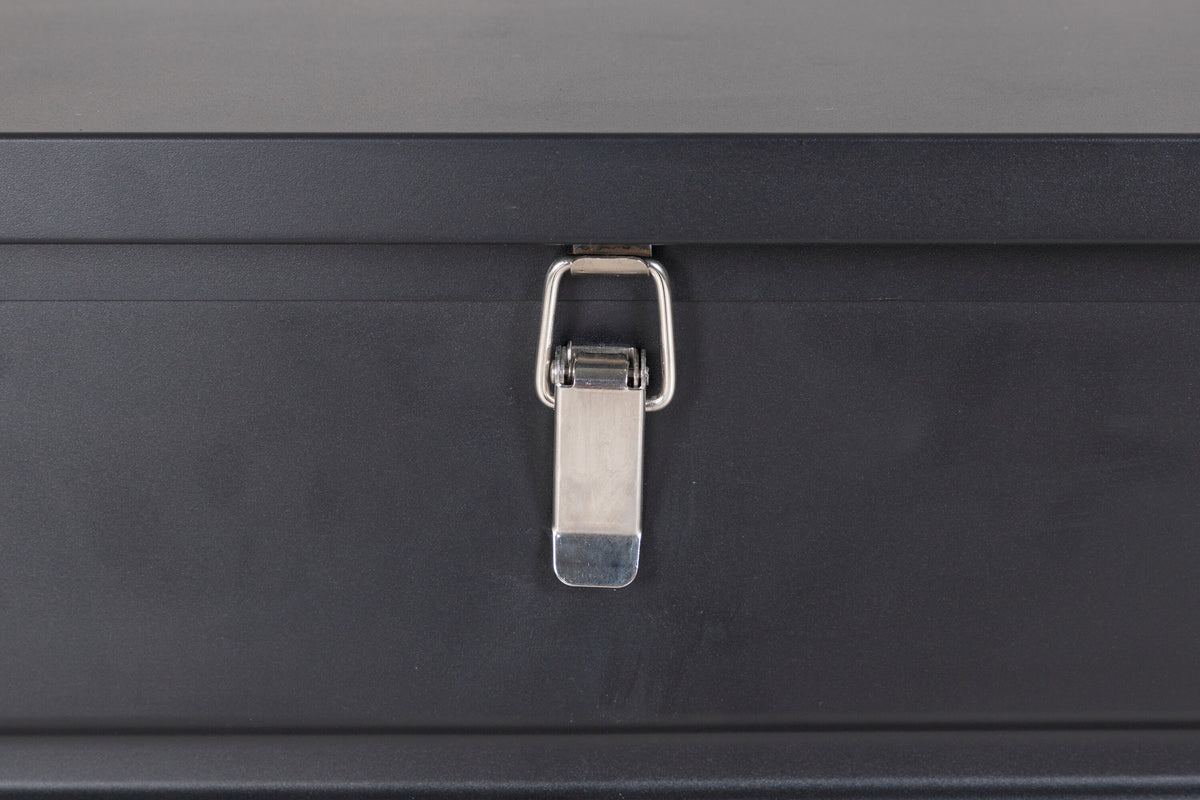 Elsa Kissenbox in Black präsentiert im Onlineshop von KAQTU Design AG. Outdoor Zubehör ist von Venture Home