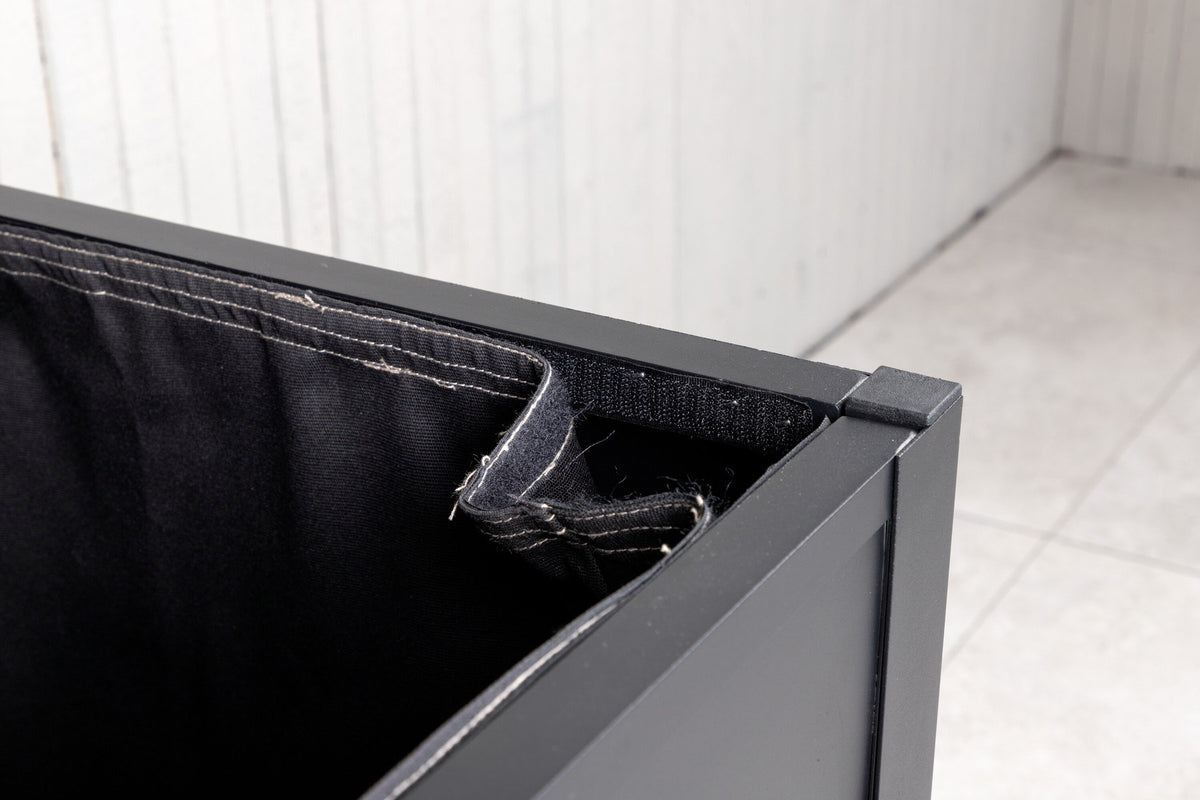 Elsa Kissenbox in Black präsentiert im Onlineshop von KAQTU Design AG. Outdoor Zubehör ist von Venture Home